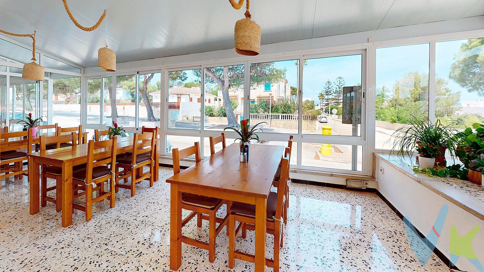 OPORTUNIDAD DE INVERSIÓN. Restaurante en funcionamiento en Son Serra de Marina, Mallorca. Ubicado en una de las calles principales de Son Serra de Marina, este restaurante no es solo un establecimiento, sino una tradición culinaria con más de 40 años deleitando paladares. . A tan solo unos pasos del mar, este local se destaca en la zona como un punto de encuentro para aquellos que buscan la esencia de la gastronomía mediterránea. Características Destacadas:. * Espacio Generoso: Más de 500 m² distribuidos entre la planta principal, las terrazas y el semisótano. * Terrazas Espaciosas: Dos grandes terrazas que invitan a disfrutar del clima y las tranquilidad de la zona. * Gran Capacidad: Aforo para más de 120 comensales, ideal para eventos y celebraciones. * Cocina Equipada: Totalmente operativa y lista para continuar la leyenda gastronómica. * Aljibe de agua de unos 40.000 litros. . Beneficios de la Inversión:. * Ubicación Privilegiada: Cerca de la playa, en una zona de constante flujo turístico. * Clientela Fidelizada: Una base de clientes leales y nuevas visitas aseguradas por las excelentes reseñas en Google. * Reconocimiento Local: Un nombre sinónimo de calidad y tradición en Son Serra de Marina. * Oportunidad de Crecimiento: Ideal para inversores visionarios y emprendedores con pasión por la restauración. No dejes pasar la oportunidad de ser parte de la historia y el futuro de la gastronomía en Son Serra de Marina. . Contáctanos para descubrir más y programar tu visita a este tesoro culinario. ¡Esperamos tu llamada!. Estaremos encantados de atenderte, asesorarte en todos los pasos de la compra y ayudarte a encontrar la financiación en caso de que la necesites. Inmobiliaria Inscrita en el Registre Oficial d’Agents Immobiliaris de les Illes Balears con el NÚMERO REGISTRO: GOIBE747077/2024