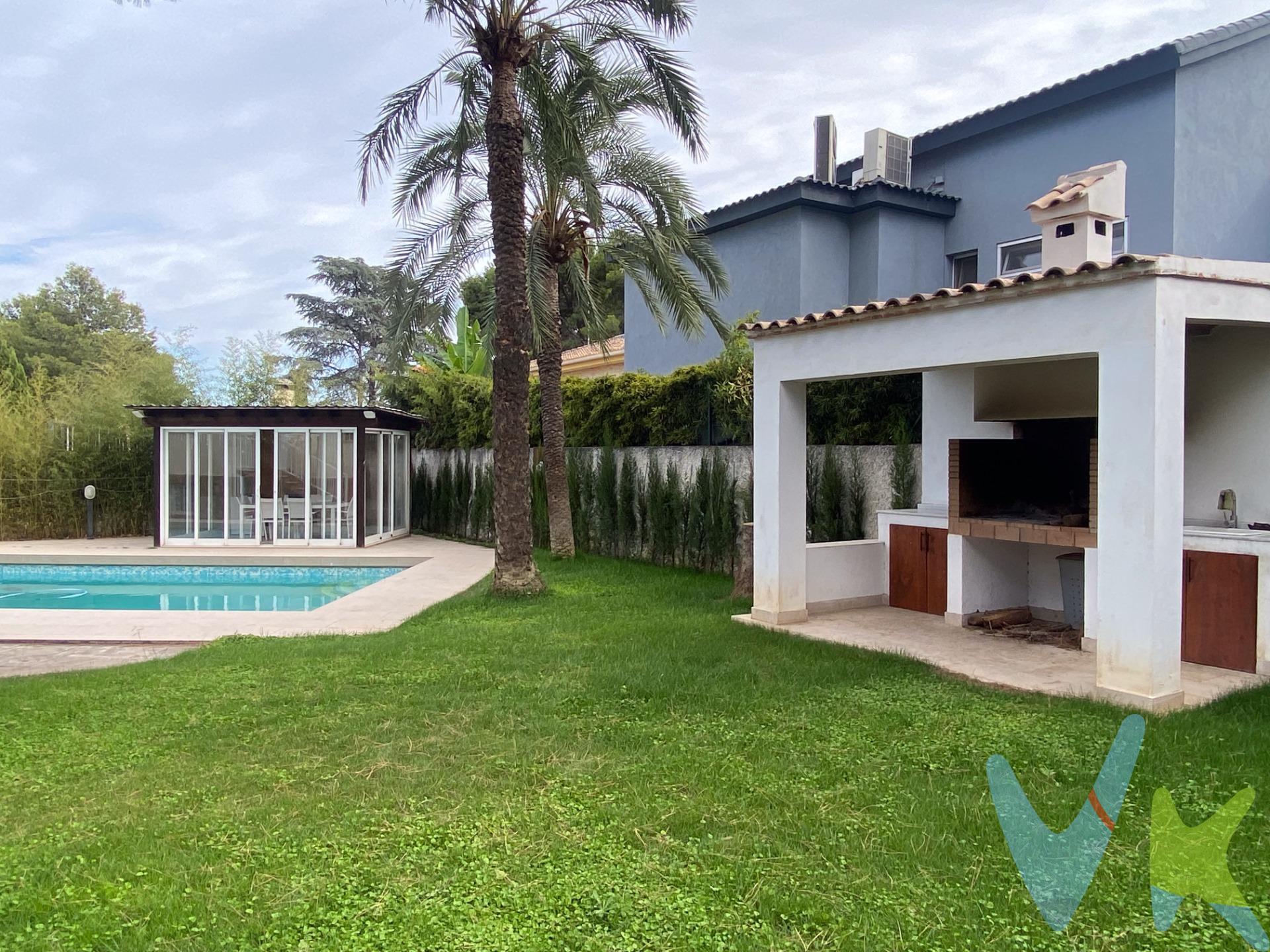 Este magnífico chalet independiente se encuentra en una amplia parcela de 940 metros cuadrados y ofrece un entorno perfecto para quienes buscan comodidad, privacidad y calidad de vida. La vivienda se distribuye en tres plantas, conectadas de forma práctica y funcional. La planta principal alberga una moderna cocina totalmente equipada con acceso directo al exterior, donde se disfrutan el jardín, la piscina, la porchada cerrada y la zona de barbacoa, pensadas para vivir al máximo los momentos al aire libre. En esta misma planta se sitúa un amplio y luminoso salón-comedor con chimenea, perfecto como punto de encuentro familiar, junto a tres dormitorios, destacando la suite principal con baño privado. Completa la distribución un segundo baño completo que da servicio al resto de habitaciones. La segunda planta alberga una acogedora buhardilla, perfecta como sala de estar adicional, despacho o zona de ocio, junto a un tercer baño completo. Desde aquí se accede a una gran terraza privada con excelentes vistas y orientación, un espacio único para relajarse con total privacidad. En la planta sótano se sitúa el amplio garaje con capacidad para tres vehículos, un espacioso trastero, el lavadero y un aseo auxiliar pensado para dar servicio a la piscina y al área exterior. El exterior de la propiedad está concebido para disfrutar en cualquier época del año: el jardín privado, la piscina, la barbacoa y las zonas de descanso invitan a compartir momentos inolvidables rodeados de naturaleza. En definitiva, se trata de un chalet que combina elegancia, comodidad y tranquilidad, ideal como residencia habitual o como segunda vivienda para disfrutar de escapadas y vacaciones. Por mandato expreso del propietario, comercializamos este inmueble en MULTIEXCLUSIVA, lo que le garantiza un servicio de calidad, un trato fácil, sencillo y sin interferencias de terceros. Por este motivo, se ruega no molestar a los propietarios, a los ocupantes de la propiedad y a los vecinos. Muchas gracias por su comprensión. Si Usted es agencia inmobiliaria y tiene un cliente para este inmueble, llámenos, estaremos encantados de colaborar en esta y otras operaciones. La oferta está sujeta a cambios de precio o retirada del mercado sin previo aviso. Este anuncio en su conjunto, incluyendo textos, fotos, imágenes o cualquier otro contenido de este, no es vinculante y puede contener errores. Se muestra a título informativo y no contractual. El precio NO INCLUYE los gastos de corretaje inmobiliario, impuestos (IVA, ITP, AJD), plusvalía, notaría y registro. 