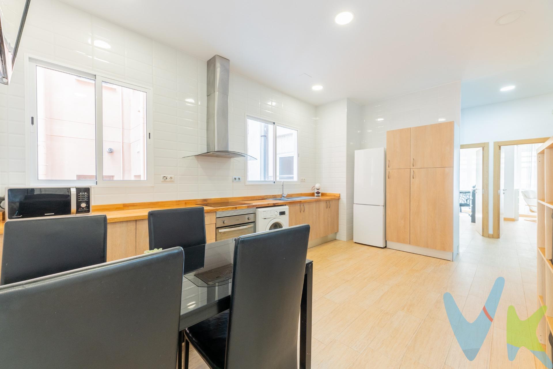 Vivir en Calle Pizarro, en pleno centro de Valencia, es apostar por una dirección con PRESTIGIO y conectividad total. Este piso reformado de 4 dormitorios y 2 baños ofrece el equilibrio perfecto entre representatividad y CONFORT MODERNO, ideal para quienes valoran una UBICACIÓN PRIME y un estilo de vida urbano de ALTO NIVEL. La vivienda se presenta lista para entrar a vivir: reforma actual, distribución funcional y estancias luminosas pensadas para el día a día. Actualmente la distribución está optimizada para el descanso (no hay salón), pero el espacio permite recuperar fácilmente un amplio salón-comedor a partir de una de las habitaciones principales sin renunciar a varios dormitorios.la cocina independiente está preparada para un uso intensivo para facilitar el dia a dia, y la zona de noche reúne ahora cuatro dormitorios versátiles  y dos baños completos con acabados muy cuidados. El entorno no admite comparación: todos los servicios a pie de calle (tiendas de firma, supermercados, restauración, centros de salud), y una conectividad excelente con bus, metro y tren a escasos minutos. Una dirección estratégica para quienes desean estatus, comodidad y tiempo bien aprovechado. Una oportunidad sólida en el corazón de Valencia. ¡No dejes pasar esta ocasión y agenda tu visita hoy mismo! 🏡✨. La descripción y los datos del presente inmueble tienen carácter meramente informativo y en ningún caso contractual. En el precio de la vivienda no están incluidos los honorarios de agencia, gastos de compraventa y/o financiación. Por mandato expreso del propietario, comercializamos este inmueble en exclusiva compartida, lo que garantiza un servicio de calidad, un trato fácil y personalizado, una gran difusión en nuestras redes compartidas y sin interferencias de terceros. Por este motivo se ruega no molestar al propietario, a los ocupantes de la propiedad, a los vecinos o conserjes del edificio si los hubiera. Si eres una agencia, llámanos colaboraremos contigo. Muchas gracias.