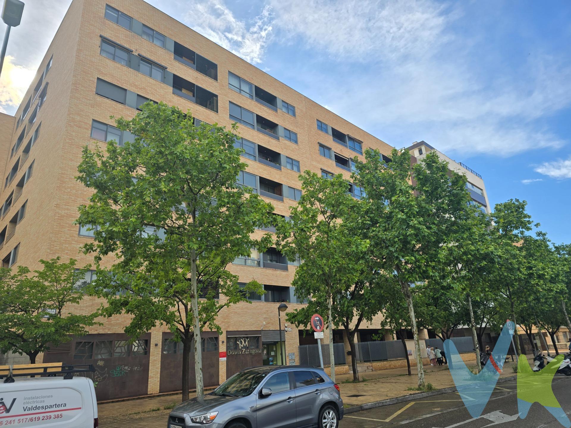 Residencial Lagos de Coronas.- Calle Lagos de Coronas, 44.- Piso de 90,98m2 útiles distribuidos en cuatro dormitorios, el principal con baño completo en suite, un segundo baño con ducha, estar-comedor de 21m2 con salida a terraza y cocina office de 9,15m2 con salida a galería tendedor. Calefacción y agua caliente sanitaria centralizadas con contadores individualizados. Aire acondicionado inverter por conductos en toda la vivienda. Buen estado de conservación. La cocina queda con equipamiento básico y la vivienda quedará vacía sin mobiliario. Plaza de Garaje amplia de medidas: 4,50m de largo por 2,63m de ancho y cuarto trastero de 5,52m2. Edificio seminuevo del año 2003, zonas comunes con jardines, parque infantil y piscina. Zona en expansión, muy consolidada, muy bien comunicado por cinturones, autobuses, etc, con colegios, supermercados (Mercadona, Lidl, Alcampo y Supercor), zonas deportivas. La vivienda se entregara con un plazo de desalojo de 4 meses. No dejes de ver la visita virtual 360º donde podrás ver con todo detalle esta vivienda. No dejes de ver la visita virtual 360º donde podrás ver con todo detalle esta vivienda. Gastos e impuestos no incluidos. A título orientativo, en segundas transmisiones, el comprador abonará: Impuesto sobre Transmisiones Patrimoniales (ITP), tipo general en Aragón al 8% (*). Base de cálculo: mayor valor entre precio de compraventa o valor de referencia catastral. Gastos de Notaría y Registro: Aranceles variables según precio, número de copias y complejidad; cálculo según tarifas normativas. Si se precisa hipoteca: Tasación, condiciones y costes bancarios según entidad elegida por el comprador; así como gastos de gestoría y cualesquiera otros inherentes a la compraventa. No se incluyen otros gastos o tributos que puedan por Ley corresponder al comprador. Operación sujeta a doble mediación. Existen honorarios a cargo del comprador, salvo pacto en contrario, no incluidos en PVP. El consumidor conforme a la normativa vigente podrá solicitar información y documentación adicional relativa al inmueble, sus características, condiciones de la operación y del servicio de mediación en la oficina y/o a través de nuestro teléfono de contacto o mail. La agencia actúa exclusivamente como intermediaria en la compraventa, cuyas condiciones, en todo caso, estarán sujetas a la aceptación expresa del vendedor del inmueble y posterior formalización del contrato. La información suministrada se corresponde con la disponible a la fecha de publicación, pudiendo variar en función de las circunstancias o actualizaciones legales, contractuales y fiscales. Anuncio de carácter meramente informativo. Para una información exhaustiva sobre el funcionamiento, tipos impositivos y bonificaciones del ITP en Aragón, puede consultar el portal oficial de la Agencia Tributaria Autonómica. Tarifas notariales y registrales reguladas en el Anexo I del Real Decreto 1426/1989 y Anexo I del Real Decreto 1427/1989, respectivamente. Anuncio no vinculante, puede contener errores. 