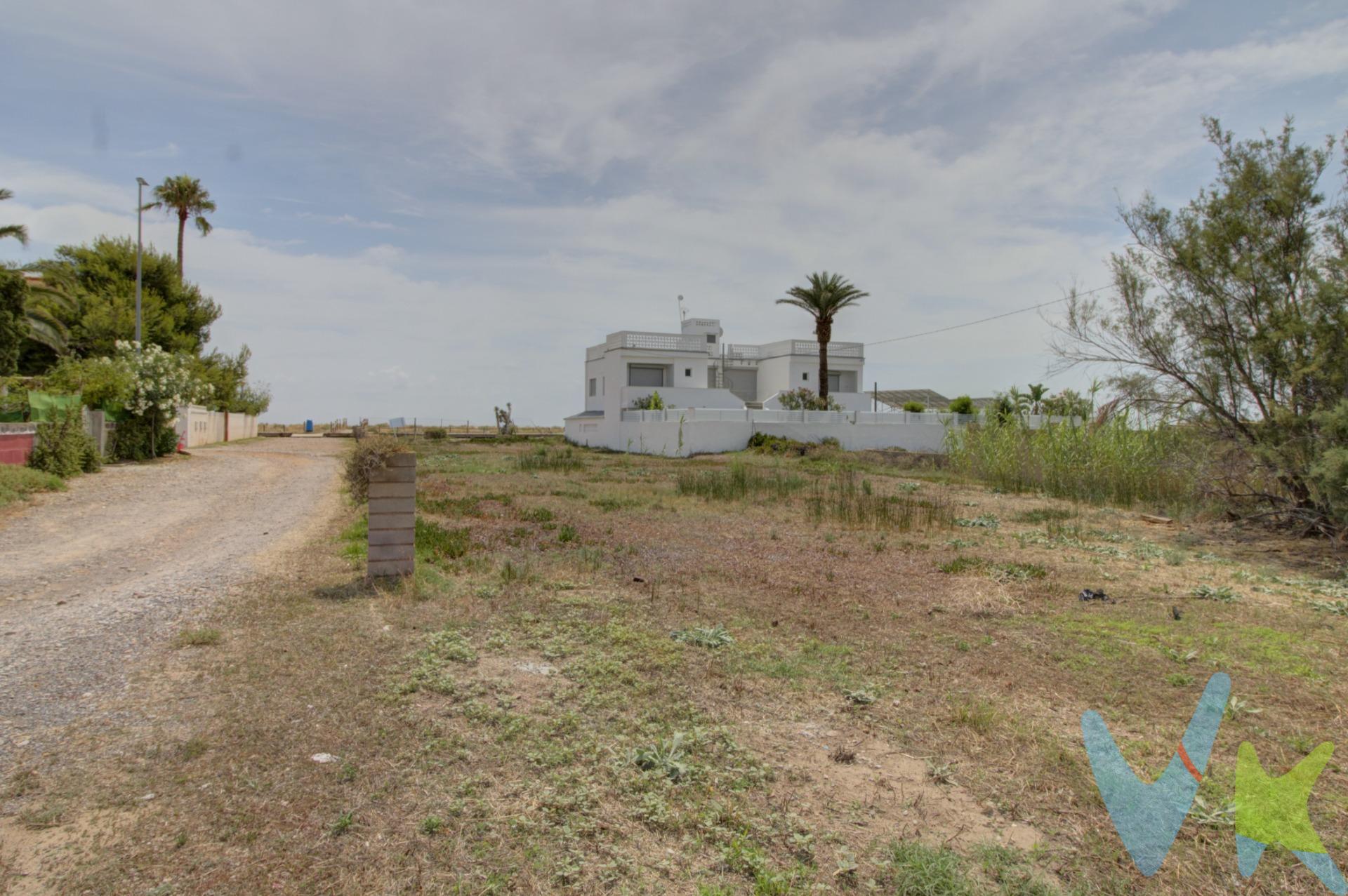 Presentamos este terreno situado en primera línea de la playa de Almenara. Este terreno se encuentra dentro de la zona de servidumbre de protección del dominio público marítimo-terrestre, conforme a la Ley de Costas. Esto implica ciertas limitaciones de uso y edificabilidad, lo que garantiza también la conservación del entorno natural y la ausencia de nuevas construcciones entre la parcela y el mar. A pesar de estas restricciones, el terreno puede tener usos compatibles con la normativa vigente, como actividades recreativas, instalación de estructuras ligeras desmontables, proyectos paisajísticos o inversiones de bajo impacto en armonía con el entorno. Los impuestos, gastos de notaría, registro y honorarios de agencia no están incluidos en el precio de venta. Para mayor seguridad en la compraventa, todas nuestras viviendas poseen FICHA DE CERTIFICACIÓN DE INMUEBLES registrada por la Asociación de Inmobiliarias de la Comunidad Valenciana ASICVAL. Antes de comprar o de entregar las arras, pida el Certificado de la vivienda para estar seguro y tranquilo sobre la situación legal, urbanística y de cargas de la misma. INMOBILIARIA QUASABLANQUA está inscrita en el Registro de Agentes de Intermediación Inmobiliaria de la Comunidad Valenciana RAICV. 