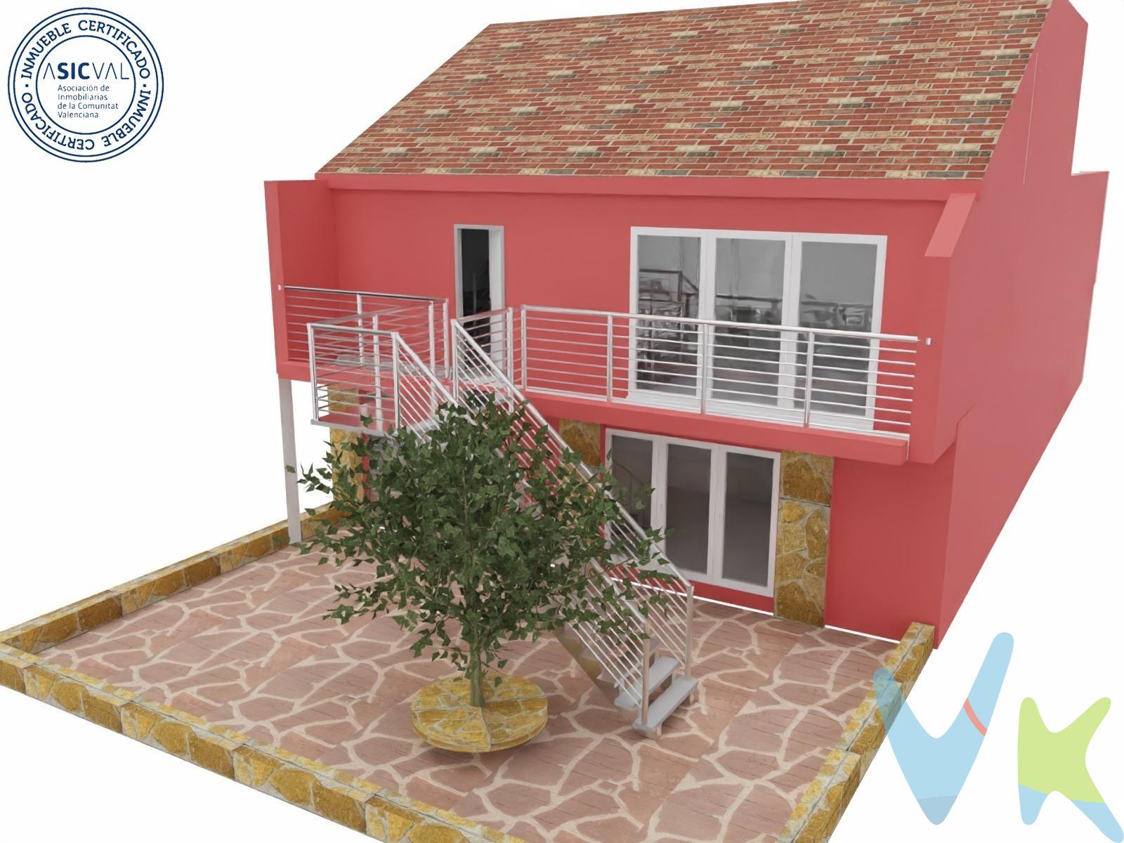 Presentamos una exclusiva casa adosada que combina perfectamente la tranquilidad de la naturaleza con la proximidad a la ciudad. Ubicada en un selecto conjunto residencial de solo 7 viviendas, esta propiedad de tres niveles ofrece confort, seguridad y unas vistas excepcionales al entorno natural. DISTRIBUCIÓN:. Planta Baja:. - 2 Amplios garajes, uno con puerta automatizada. - Bodega independiente. - Habitación doble o estudio con acceso directo a primera planta. - Estancia adicional en la parte posterior. Primera Planta:. - Luminoso salón-comedor a doble altura, con acceso directo desde escalera exterior. - Cocina independiente, con salida directa a la terraza . - Dormitorio con acceso directo al baño . - Baño completo. - Espectacular terraza con zona techada y comedor exterior, perfecta para disfrutar del clima mediterráneo. Segunda Planta:. - Dos dormitorios, uno de ellos con acceso directo al baño . - Baño completo. - Vistas al salón desde la zona superior. CARACTERÍSTICAS DESTACADAS:. -  Salón comedor a doble altura que aporta amplitud y elegancia . - Eficiencia energética con sistema de calefacción sostenible . - Ventanas climalit oscilobatientes con mosquiteras. - Ventiladores en todas las estancias. - Armarios empotrados. - Amplios ventanales que proporcionan abundante luz natural. - Magníficas vistas al entorno natural. - Acceso principal por escalera exterior o alternativo por garaje. ZONAS COMUNES:. - Jardín comunitario. - Piscina. - Área común para reuniones sociales. Esta propiedad destaca por su diseño funcional y su excepcional luminosidad. La distribución en tres plantas ofrece espacios diferenciados que garantizan la privacidad de todos los miembros de la familia. Su ubicación privilegiada combina la tranquilidad de estar rodeado de naturaleza con la comodidad de tener Valencia a un paso. Ideal para familias que buscan un estilo de vida tranquilo sin renunciar a las comodidades urbanas. La casa se encuentra en perfecto estado de conservación y lista para entrar a vivir. En el precio de venta al público, esta propiedad NO incluye los gastos de adquisición (Notario, registro, gestión, honorarios, etc.).  La descripción del presente inmueble e imágenes tienen mero carácter informativo y en ningún caso carácter contractual, pudiendo ser modificados por la inmobiliaria comercializadora sin que ello implique responsabilidad alguna frente a terceros. En el precio de venta al público, esta propiedad NO incluye los gastos de adquisición (Notario, registro, gestión, honorarios, etc…).