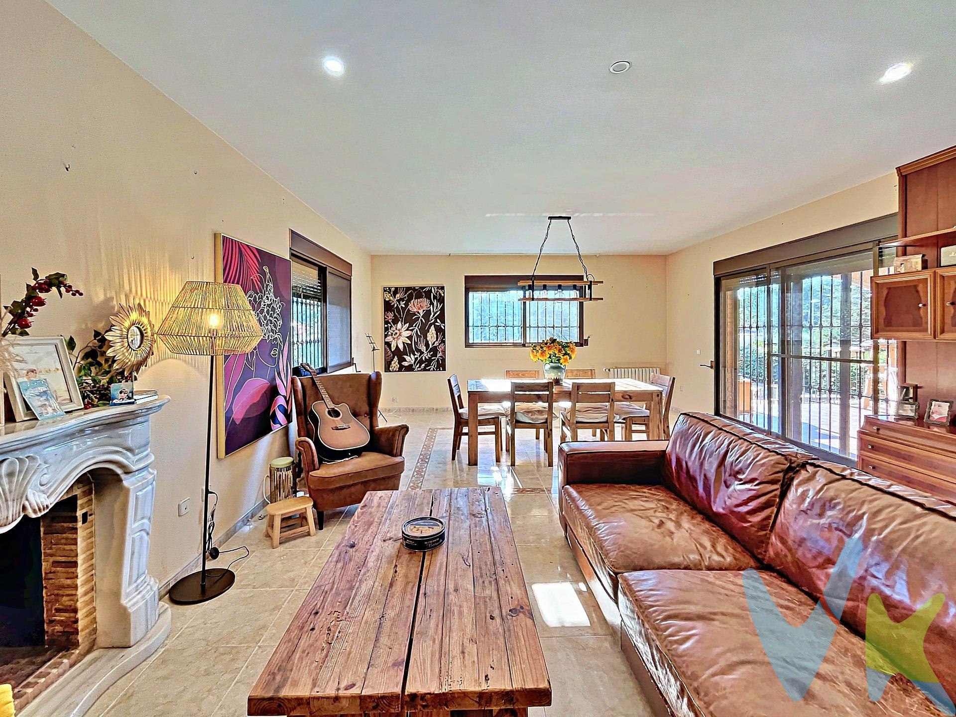¡Imagínate viviendo en este encantador chalet independiente! Un lugar donde cada rincón te invita a disfrutar, con 435 m² distribuidos en cuatro plantas y una parcela esquinera de 1.257 m², llena de luz, naturaleza y comodidad. Al entrar, una puerta de madera te da la bienvenida y abre paso a un elegante vestíbulo que conecta con un amplio distribuidor. Desde aquí, accedes a un salón espacioso, lleno de claridad, que se abre a una terraza perfecta para desayunos con vistas al jardín. La cocina independiente, equipada con una práctica isla, es el corazón ideal para preparar tus mejores recetas mientras disfrutas de vistas a la piscina rodeada de grandes árboles. En la planta baja, encontrarás una habitación llena de luz y un baño con ducha para tus momentos de relax. Al subir las escaleras, descubrirás tres dormitorios dobles donde el descanso es el protagonista, además de una suite principal con un vestidor de ensueño y un baño privado para tu disfrute. En la segunda planta, tres habitaciones más te brindan libertad para crear espacios que reflejen tu estilo de vida: desde un despacho hasta un rincón de juegos. El sótano es más que práctico: estaciona cómodamente dos coches, organiza tu lavandería con salida al jardín y disfruta de una zona diáfana para almacenaje o actividades. Escucha esto:. La brisa en el jardín mientras riegas tus plantas con el sistema automático. El chapoteo en la piscina de gresite, con su elegante escalera romana. La charla animada de amigos y familiares junto a la barbacoa. Un lugar pensado para ti La vivienda cuenta con calefacción de gas natural, aire acondicionado, suelos de gres y paredes lisas. Los armarios empotrados en todas las habitaciones añaden funcionalidad sin restar espacio. Cerca de todo lo que necesitas A pocos pasos de colegios, instituto, polideportivo y supermercados. A solo 2 km del encantador pueblo de La Eliana, con sus restaurantes, tiendas locales y todos los servicios a tu alcance. No imagines más, ven a descubrirlo Por mandato expreso del propietario, este chalet se comercializa en exclusiva. Si eres agente inmobiliario con un cliente interesado, ¡llámanos y colaboramos!. La descripción del presente inmueble e imágenes tienen mero carácter informativo y en ningún caso carácter contractual, pudiendo ser modificados por la inmobiliaria comercializadora sin que ello implique responsabilidad alguna frente a terceros. En el precio de venta a público, esta propiedad NO incluye los gastos de adquisición (Notario, registro, gestión, honorarios, etc…).