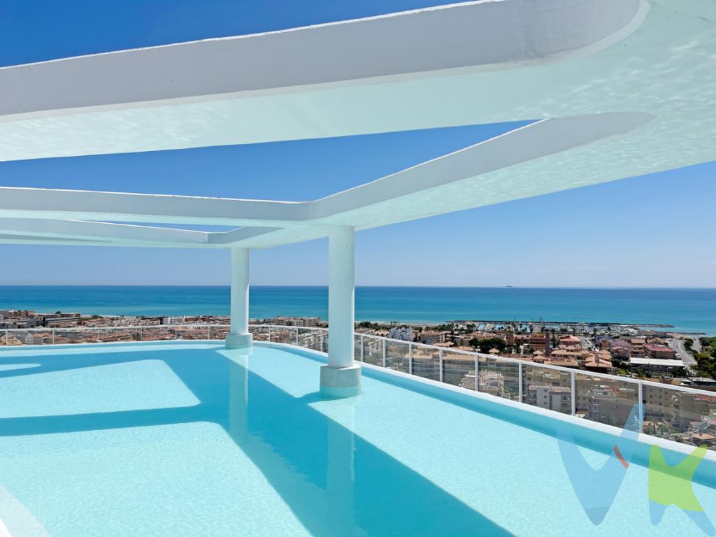 En la planta 16 del icónico edificio Gran Canet, se encuentra una residencia que redefine el concepto de vivir con vistas. Con una extensión de 112 m² de espacios útiles, este hogar no solo es una vivienda, sino un refugio elevado donde el mar se convierte en parte del mobiliario cotidiano.Al entrar, te recibe una atmósfera de serenidad cuidadosamente diseñada, donde cada rincón ha sido pensado para maximizar el confort y la funcionalidad. Los dos dormitorios principales, ambos equipados con camas de matrimonio, ofrecen más que un simple lugar para descansar; son espacios que invitan a la introspección, con ventanales que enmarcan la inmensidad del Mediterráneo. El estudio, un tercer espacio versátil, se adapta a las necesidades del momento: un lugar para trabajar, crear o simplemente dejar que la inspiración fluya.Los dos baños de la vivienda son un testimonio de lujo discreto, con suelos radiantes eléctricos que garantizan calidez incluso en los días más frescos, y una selección de materiales y acabados de calidad. La tecnología de aerotermia y la bomba de frío/calor aseguran un ambiente perfecto en cualquier época del año, mientras que las persianas motorizadas permiten jugar con la luz del día.Pero es la terraza de 24 m² la que roba el protagonismo. Aquí, las vistas panorámicas al mar se despliegan como un lienzo vivo, cambiando de color y carácter con cada atardecer. Este es el lugar donde las mañanas comienzan con la brisa marina y los atardeceres se convierten en un espectáculo privado.La vivienda forma parte del Residencial Gran Canet con más de 7.600 m2 de zonas comunes y 800 m2 de piscinas. Dispone de zonas ajardinadas, gran piscina de acceso tipo playa y zona de solárium, piscina infantil y parque para los más pequeños, gimnasio, spa con sauna, pistas de paddle y zonas deportivas. Además, en la planta 20 del edificio se ubica una piscina infinity perfecta para disfrutar de las vistas que ofrece de la costa mediterránea.En el corazón de Canet d\'en Berenguer, esta residencia ofrece un equilibrio perfecto entre el retiro costero y la cercanía a la vibrante ciudad de Valencia. Canet d\'en Berenguer es conocido por la serenidad de sus playas, donde la arena dorada se extiende a lo largo de kilómetros de costa, bañada por las aguas cristalinas del Mediterráneo. Estas playas, galardonadas año tras año con la Bandera Azul, son un refugio para quienes buscan desconectar del bullicio y disfrutar de la calma que ofrece el entorno.A solo un paseo de la vivienda se encuentra el Club Náutico de Canet d\'en Berenguer, un punto de encuentro para los amantes del mar. Aquí, tanto los navegantes experimentados como los principiantes encuentran en sus instalaciones todo lo necesario para disfrutar de actividades náuticas, desde la vela hasta el paddle surf. Además, el club organiza durante todo el año eventos y competiciones que añaden un toque de dinamismo a la vida tranquila de la zona.La oferta gastronómica de Canet d\'en Berenguer es un deleite para los sentidos. Los restaurantes locales, muchos de ellos ubicados a lo largo del paseo marítimo, se especializan en cocina mediterránea, ofreciendo desde pescados y mariscos frescos hasta arroces tradicionales que rinden homenaje a la rica herencia culinaria de la región. Estos establecimientos no solo satisfacen el paladar, sino que también ofrecen vistas espectaculares al mar, convirtiendo cada comida en una experiencia memorable.Para las familias que buscan una segunda residencia o un lugar de vacaciones, Canet d\'en Berenguer ofrece un entorno seguro y amigable, con una comunidad que acoge tanto a residentes permanentes como a visitantes estacionales. A tan solo 30 minutos en coche, Valencia se despliega como una extensión natural de la vida en Canet d\'en Berenguer. Esta proximidad permite disfrutar de la riqueza cultural, histórica y comercial de la ciudad, con sus museos, tiendas de lujo y una vibrante vida nocturna. Además, a poca distancia se encuentra el Parque Natural de la Albufera, un paraíso natural donde los visitantes pueden explorar sus lagunas, observar aves o dar un paseo en barca al atardecer, mientras disfrutan de uno de los entornos más emblemáticos de la Comunidat Valenciana.No pierdas la oportunidad de visitar este magnífico inmueble. Este piso representa una verdadera joya inmobiliaria en Canet d\'En Berenguer, combinando modernidad, lujo, y una localización privilegiada. Si buscas una vivienda que te ofrezca todos los elementos necesarios para una vida plena y satisfactoria, esta es tu ocasión.Te invitamos a concertar una visita para poder apreciar en persona cada uno de los detalles que hacen de este piso una opción única y especial. Contáctanos hoy mismo para más información y para programar tu cita. Tu nuevo hogar está esperando.OBSERVACIONES:  * En nuestra agencia contamos con el distintivo de Agentes de Intermediación Inmobiliaria de la Comunitat Valenciana (Número de registro RAICV 1394) y cumplimos con todos los requisitos que debe tener un profesional del sector inmobiliario.*Por mandato expreso del propietario, comercializamos este inmueble en exclusiva, lo que le garantiza el acceso a toda la información, a un servicio de calidad, un trato fácil, sencillo y sin interferencias de terceros. Si usted es agente inmobiliario y tiene un cliente para este inmueble, llámenos estaremos encantados de colaborar.*El precio indicado no incluye gastos ni otros conceptos. A tal efecto, se informa que al referido precio habrá que añadirle los gastos propios de la transmisión inmobiliaria, entre los que cabe enumerar los siguientes: honorarios notariales, impuesto al que se encuentre sujeta la transmisión (Impuesto sobre el Valor Añadido o Impuesto sobre Transmisiones Patrimoniales y Actos Jurídicos Documentados, según el caso), gastos de inscripción en el Registro de la Propiedad y honorarios de intermediación de la agencia inmobiliaria.*¿Qué te ofrecemos en nuestra agencia?  - Agilizamos y hacemos más cómodo el proceso.  - ¡Nos ocupamos de todo! Cero preocupaciones.  - Recibe apoyo legal y fiscal durante todo el proceso.  - Experto inmobiliario 100% a tu lado.  - Asistencia post venta ¡Seguimos a tu lado!  Si deseas saber más, no dudes en ponerte en contacto con nosotros.