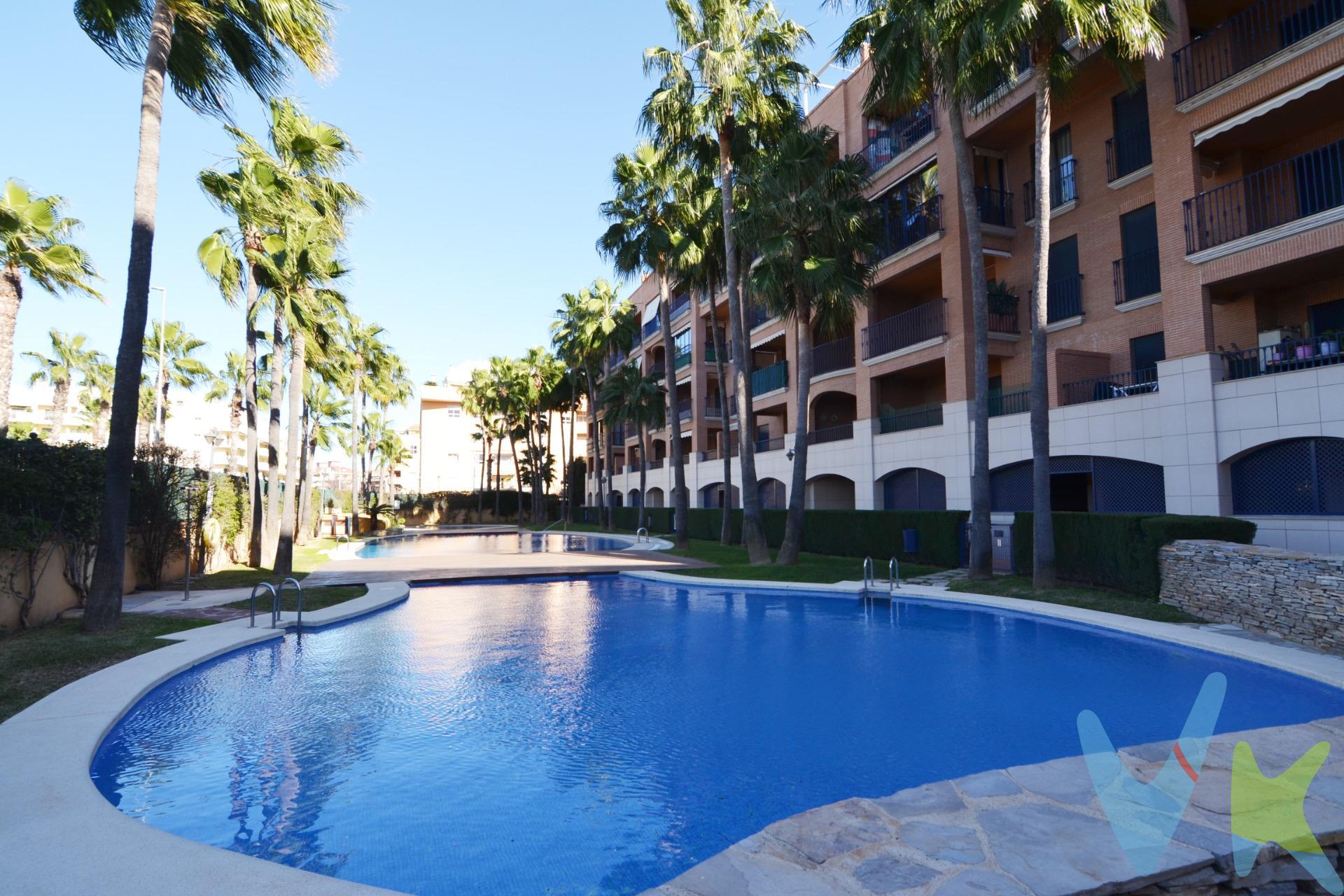 Bajo Único, con Terraza Jardín de 125 m2. Descubre esta exclusiva vivienda en Punta de Raset, una de las mejores zonas de Denia. Ubicado en una urbanización de ensueño con tres piscinas, parque infantil y acceso adaptado para personas con movilidad reducida y lo más importante es que está a 800 m de la Playa Escollera Norte en el  puerto de Denia. 🔹 Características destacadas:. JARDÍN DE 125M2. VIVIENDA DE 100M2. ✅ Luz natural en cada rincón. ✅ Dormitorio principal en suite con baño completo y armario empotrado. ✅ 2º Dormitorio con armario empotrado. ✅ 2º Baño completo. ✅ Cocina independiente totalmente equipada y con salida a patio. ✅ Ventanas de doble acristalamiento para máximo confort. ✅ Puerta blindada para tu tranquilidad. ✅ Terraza con acceso desde el salón. ✅ Plaza de garaje incluida. 📍 Ubicación inmejorable, rodeada de servicios y a pocos minutos de la playa. 📩 ¡No dejes pasar esta oportunidad! Contáctanos para más información o agenda tu visita hoy mismo. El comprador tendrá un coste adicional correspondiente al servicio de gestión, asesoramiento y acompañamiento en todo el proceso de compra. Dicho importe, el mobiliario, la decoración y los impuestos no están incluidos en el precio publicado.