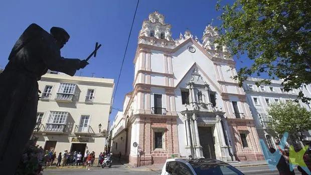 Piso con LICENCIA TURISTICA en casco histórico de Cádiz. Finca rehabilitada del siglo XVIII en pleno centro histórico de Cádiz, junto a la alameda de  Apocada , Iglesia del Carmen y Baluarte de la Candelaria cerca del Mar con paseos como el de santa Barbara y Genovés  para disfrutar de largos paseos por  la histórica ciudad trimilenaria de Cádiz.  Consta  de  Planta baja  de 142.m. de superficie,  consta de 2 habitaciones dobles,  un baño,  un aseo, cocina amueblada , propiedad con patio central con luz , dos entradas a la calle.  Extras: autobuses, árboles, céntrico, centros médicos, cerca de universidad, colegios, hospitales, supermercados, zonas infantiles.  . Por mandato expreso del propietario, comercializamos este inmueble en exclusiva, lo que le garantiza el acceso a toda la información, a un servicio de calidad, un trato fácil, sencillo y sin interferencias de terceros. Por este motivo, se ruega no molestar al propietario, a los ocupantes de la propiedad o a los vecinos. Muchas gracias por su comprensión. De acuerdo con lo prevenido en el Decreto 218/2005, de 11 de octubre, se informa al cliente que los Gastos Notariales, Registrales, impuesto de transmisiones (ITP), Honorarios de intermediación, Gastos financieros, y otros gastos inherentes a la compraventa no están incluidos en el precio