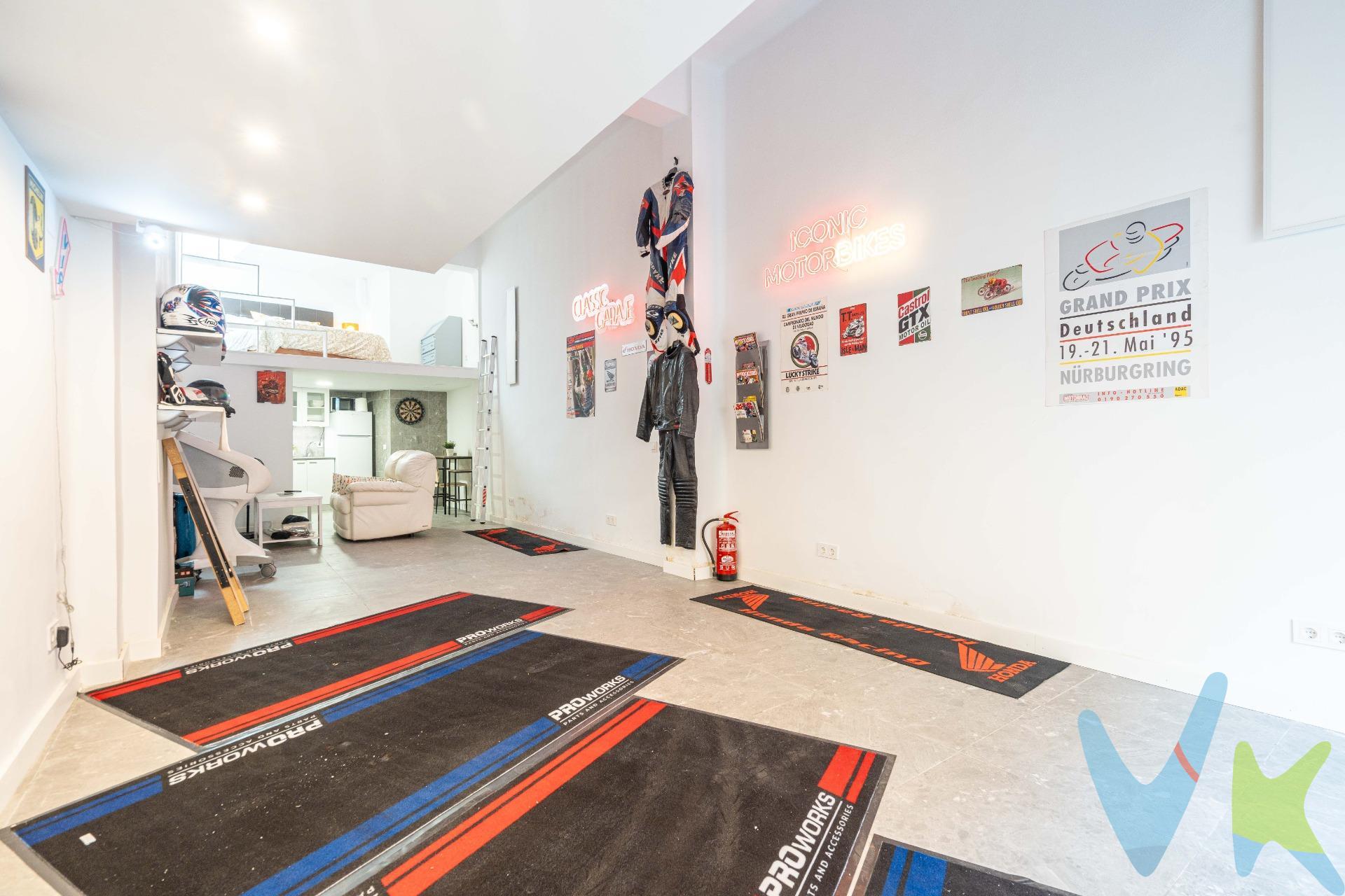 No querras salir de tu espacio de trabajo. Descubre este excepcional local comercial de 67 m2 situado en la codiciada zona de Mont-Olivet, Valencia. Totalmente reformado y listo para ser utilizado como oficina o espacio creativo, cuenta con dos altillos que optimizan el uso del espacio: uno es un acogedor dormitorio con suelo de cristal que aporta luminosidad y modernidad. Además, incluye un baño completamente renovado equipado con ducha contemporánea y una cocina integrada perfecta para atender tus necesidades diarias. Ubicado a pocas calles del río Turia y muy cerca de la emblemática Ciudad de las Ciencias, disfrutarás también por su cercanía al vibrante barrio Ruzafa conocido por su variada oferta gastronómica y cultural. La propiedad se encuentra pegada a paradas del metro facilitando así los desplazamientos urbanos; rodeados ademásde todos los servicios necesarios (supermercados, restaurantes) lo convierte en una opción inmejorable tanto si buscas iniciar tu negocio como si deseas invertir estratégicamente. ¡No pierdas esta oportunidad única! Contáctanos hoy mismo, mañana es tarde. Por mandato expreso del propietario, comercializamos este inmueble en exclusiva , lo que le garantiza el acceso a toda la información, a un servicio de calidad, un trato fácil, sencillo y sin interferencias de terceros. Por este motivo, se ruega no molestar al propietario, a los ocupantes de la propiedad o a los vecinos. Muchas gracias por su comprensión. Si usted es agente inmobiliario y tiene un cliente para este inmueble, llámenos: estaremos encantados de colaborar. 