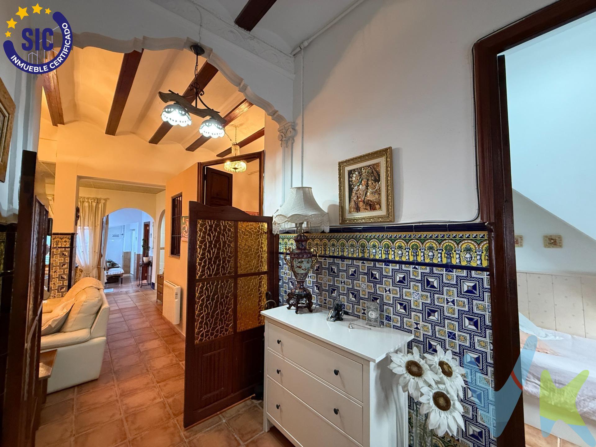 Atentos a esta planta baja en una casa típica de pueblo. Cuenta con todo el encanto de las viviendas de antes, pero totalmente reformada y lista para entrar a vivir. Está en Benimaclet, en una calle peatonal, muy tranquila, sin tráfico y donde se respira calma. Aun así, tienes todo cerca: comercios, transporte y vida de barrio. La casa es muy luminosa y agradable. Cuenta con un dormitorio doble, un dormitorio individual y un despacho, perfecto para trabajar desde casa o como espacio extra. Además, dispone de baño completo y un aseo, algo muy práctico en el día a día. El salón comedor está dividido en dos ambientes, lo que permite tener una zona de estar y otra para comer bien diferenciadas. Los techos son altos, con vigas vistas, que le dan mucho carácter y sensación de amplitud. Desde la vivienda se accede a una terraza de unos 15 m², ideal para desayunar al aire libre, relajarse o disfrutar con amigos. Desde la terraza se sube a un lavadero en la parte superior, muy cómodo y funcional. Viviendas así salen muy pocas al mercado y la demanda es altísima, sobre todo en esta zona. Es una opción ideal para parejas que buscan tranquilidad, luz y el encanto de vivir en una casa con alma, en uno de los barrios más especiales de Valencia. No lo dudes y ven a visitarla cuanto antes. . ***. Agencia Registrada con el Nº 5343 en el Registro Obligatorio de Agentes Inmobiliarios de la Comunitat Valenciana, según el DECRETO 98/2022, de 29 de julio, del Consell, por el que se regula el Registro de Agentes de Intermediación Inmobiliaria de la Comunitat Valenciana. La documentación del inmueble ha sido revisada y estimamos que reúne todos los requisitos necesarios para ser comercializado. El precio ofertado no incluye impuestos, gastos de compraventa ni honorarios de la agencia inmobiliaria. Las medidas aquí expuestas han sido obtenidas del Catastro. El anuncio no es vinculante, puede contener errores. ¿Tienes alguna duda? Consúltanos. 