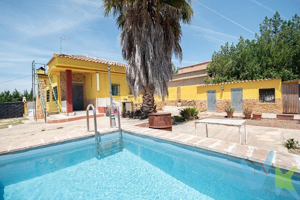 Si sueñas con desconectar del ritmo diario sin renunciar a tener todos los servicios cerca, esta vivienda urbana sobre suelo no urbanizado en la zona de La Pardala es justo lo que estás buscando. Un entorno natural, tranquilo y familiar, donde vive gente durante todo el año, perfecto para disfrutar de la calma y la privacidad… ¡a tan solo unos minutos del centro de Torrent!. Ubicada en una de las zonas más valoradas por quienes buscan naturaleza y comodidad al mismo tiempo, tendrás muy cerca el centro comercial Toll i l’Alberca, donde encontrarás supermercados, tiendas, restauración y todo tipo de servicios para el día a día, pudiendo disfrutar de la comodidad de tenerlo todo a pocos minutos de casa. Además, la conexión con Torrent y Valencia es rápida y cómoda, haciendo de esta propiedad una opción ideal para quienes quieren tranquilidad sin aislarse. La vivienda cuenta con 3 habitaciones, un baño completo, una acogedora cocina y un amplio comedor que se convierte en el corazón de la casa gracias a su chimenea y aire acondicionado, creando un ambiente cálido en invierno y fresco durante el verano. Sus espacios invitan a disfrutar de cada momento con tranquilidad, ya sea en reuniones familiares, tardes de descanso o simplemente disfrutando de la paz que ofrece el entorno. La casa dispone de dos accesos independientes: uno desde el comedor, entrando por una encantadora terracita orientada al oeste, ideal para disfrutar de las puestas de sol, desayunar al aire libre o relajarte al final del día; y otro acceso desde la cocina, muy práctico para el día a día. En el exterior, la vivienda invita a disfrutar al máximo de cada estación del año: darte un chapuzón en la piscina durante los días más calurosos, relajarte al sol o compartir inolvidables barbacoas y comidas con amigos y familia en el paellero cerrado, perfecto para disfrutarlo haga el tiempo que haga, llueva o truene. Además, dispone de dos prácticos trasteros ideales para guardar todo aquello que no necesitas en el día a día y mantener la vivienda siempre despejada y organizada. Al subir las escaleras accedemos a una espectacular terraza superior que ocupa toda la superficie de la vivienda, ofreciendo unas vistas increíbles y un espacio privilegiado para tomar el sol, desconectar, leer tranquilamente o disfrutar de las noches de verano bajo las estrellas. Dispone de luz eléctrica y agua de pozo. 🌿 Una vivienda donde crear recuerdos, disfrutar de la tranquilidad y vivir el auténtico estilo de vida mediterráneo. 🌿. Mobiliario, vehículos y otros elementos decorativos y personales de la propiedad no incluidos. Impuestos, gastos de compraventa, intermediación y financiación no incluidos.