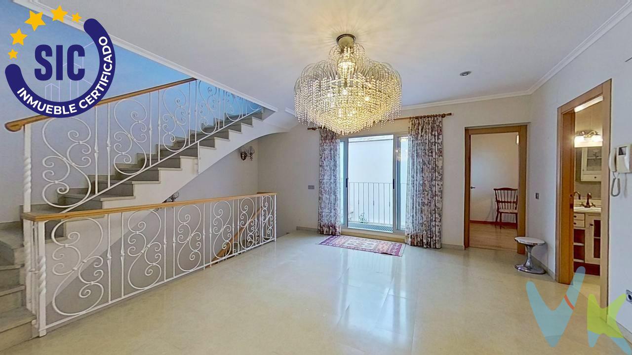 Casa en venta en Chiva, una joya reformada en el corazón del pueblo. Esta impresionante vivienda de tres plantas ofrece un diseño funcional y espacioso, ideal para familias que buscan confort y modernidad. La distribución de la casa, en tres plantas, es funcional y espaciosa:. Planta baja: Una cocina amplia y luminosa, con lavadero, comunica con un acogedor salón comedor, ideal para reuniones familiares y sociales. En esta planta también encontramos un aseo de cortesía y una habitación con vestidor y baño privado, perfecta para invitados o como dormitorio principal. Primera planta: Un recibidor amplio distribuye tres habitaciones todas ellas con splits de a/a, y dos baños completos. Esta planta ofrece un espacio cómodo y privado para el descanso. Segunda planta: Un espacio diáfano, bañado de luz natural, con acceso a una terraza, ofrece infinitas posibilidades: un estudio, una sala de juegos, un gimnasio, o incluso una suite principal con baño y vestidor. La elección es tuya. Todas las plantas tienen acceso a terrazas, proporcionando luz natural y ventilación en toda la casa. La reforma ha sido integral: instalación eléctrica, fontanería, aislamiento térmico. ¡todo nuevo! Los acabados son de alta calidad, con suelos laminados que aportan calidez, ventanas de doble cristal que garantizan el aislamiento y puertas de madera  que añaden un toque de elegancia. La ubicación es inmejorable, en el centro de Chiva, cerca de comercios, restaurantes, colegios, parques y transporte público. Además, la proximidad a Valencia te permite disfrutar de la tranquilidad de un pueblo y de la oferta cultural y de ocio de la ciudad. Esta casa es ideal para familias que buscan un hogar espacioso y moderno, con todas las comodidades, en un entorno tranquilo y bien comunicado. ¡No pierdas la oportunidad de visitarla!. La descripción del presente inmueble e imágenes tienen mero carácter informativo y en ningún caso carácter contractual, pudiendo ser modificados por la inmobiliaria comercializadora sin que ello implique responsabilidad alguna frente a terceros. En el precio de venta a público, esta propiedad NO incluye los gastos de adquisición (Notario, registro, gestión, honorarios, etc…).