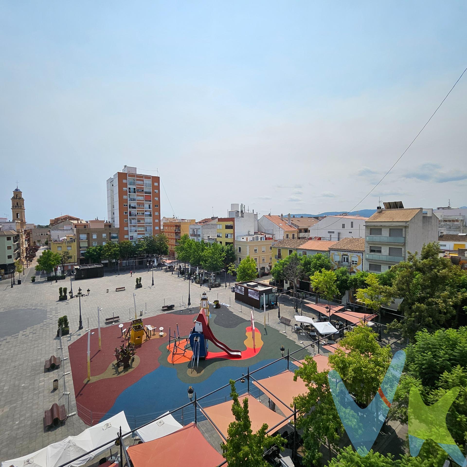 Fabuloso piso situado en una 5a planta con ascensor, ideal para quienes buscan comodidad y luz natural. Su mayor atractivo es su encantador balcón con vistas totalmente despejadas a la emblemática Plaza del Prado; un pulmón abierto en pleno centro donde podrás disfrutar de la tranquilidad, el sol y las montañas de fondo. La vivienda se encuentra en un estado excelente, recién pintada y lista para que la amuebles a tu gusto. Destaca por su fantástica distribución:. Estancias muy luminosas con armarios empotrados. Cocina independiente totalmente equipada con electrodomésticos. Vivir aquí significa tener a pie de calle todos los comercios, zonas verdes, restauración y servicios del centro histórico y peatonal, pero disfrutando de la paz y el silencio que ofrece ser un piso alto. ¡Una oportunidad única por ubicación y características! No dudes en contactar para venir a visitarlo. VENTA:. PVP 235.000€. Gastos e impuestos no incluidos en el precio. La compra conlleva impuestos y gastos de formalización para el comprador. A título orientativo se informa que en segundas transmisiones el ITP con carácter general en Valencia es del 9%, pudiendo existir otros tipos impositivos atendiendo a las circunstancias personales del comprador u otras circunstancias previstas legalmente. Base imponible del impuesto el mayor valor entre el precio de compraventa, la tasación o el valor de referencia catastral. En cuanto a los gastos de notaría y registro, en su caso, suelen oscilar aprox. entre 1,5% y 2,5% (aranceles variables según precio, n.º de copias y complejidad). El comprador elige notario. Si el comprador precisase de hipoteca: tasación, condiciones y costes bancarios serán según entidad elegida por el comprador, así como los gastos de gestoría, y cualesquiera otros gastos inherentes a la formalización de la compraventa que legalmente correspondan a la parte compradora, salvo pacto expreso en contrario con el vendedor. El consumidor tiene, conforme a la normativa vigente, a su disposición información y documentación adicional relativa al inmueble y condiciones de la compraventa, que podrá ser consultada en C/Joaquín Costa 4, bajo 46005 Valencia o urbe2@remax.es. Honorarios de mediación inmobiliaria a cargo del COMPRADOR: (3% del precio final de venta más IVA (21%), salvo otro pacto.); y de VENDEDOR (según acuerdo con el mismo). Se informa al consumidor que la agencia actúa como intermediaria inmobiliaria en la operación, estando cualquier eventual compraventa y sus condiciones sujeta a la aceptación expresa del propietario-vendedor y a la posterior formalización del correspondiente contrato.
