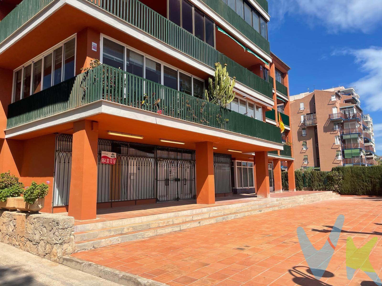 Local comercial en primera línea de la avenida Ferrandis Salvador junto al Albergue Argentina y frente a la escuela de Vela, muy cerca del Torreón y de Benicasim pueblo; el local era una antigua tienda de alimentación y tiene los muebles y la maquinaria así como grandes frigoríficos que se podrían aprovechar si se quiere montar un negocio de esas características; en caso de que el local interese para otro tipo de actividad, se venderá vacío de contenido. Se encuentra en una de las zonas más turísticas de Benicasim con mucho paso de viandantes especialmente en los meses más cálidos del año pero con un buen aforo durante todo el año. Si quiere visitarlo, puede ponerse en contacto con nosotros. Por mandato expreso del propietario comercializamos este inmueble mediante contrato de multi-exclusiva, por el cual numerosas agencias colaboradoras, nacionales e internacionales, ofrecen esta vivienda a sus potenciales compradores, todo ello garantizando un servicio de calidad, un trato fácil, sencillo y sin interferencias de terceros, ya que la gestión es a través de nuestra agencia. *Impuestos, gastos de compraventa tales como honorarios agencia y financiación no incluidos. 