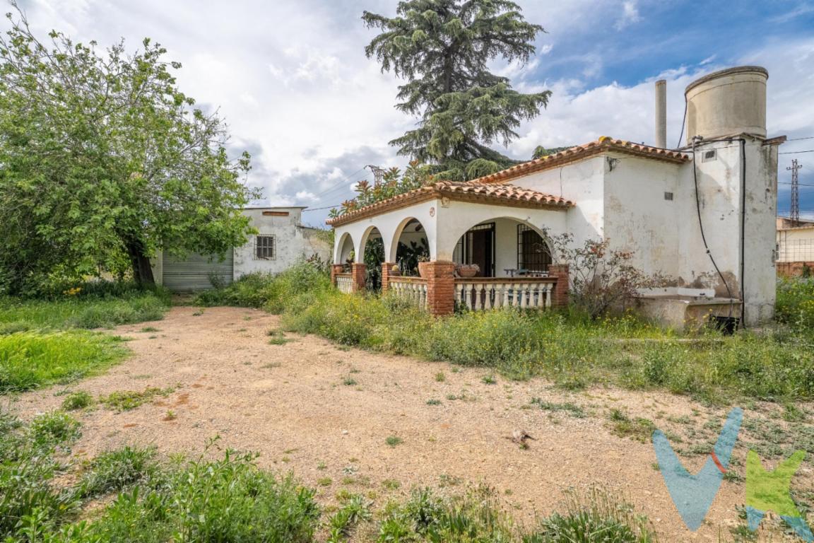 Finca de 13.000 m²,aprox. situada en las proximidades de Reus, con fácil acceso y perfectamente delimitada gracias a su vallado. El terreno dispone de agua de pozo y luz, lo que lo hace ideal para múltiples usos..Dentro de la propiedad, encontramos dos edificaciones principales, una de 100 m² y otra de 50 m², ambas con necesidad de rehabilitación. Estas construcciones podrían convertirse en una acogedora vivienda, o espacios adaptados para la actividad que prefieras...Además, el terreno cuenta con dos naves de 600 m² cada una, perfectas para almacenamiento, talleres, etc..También dispone de una nave de 500 m2. aprox, ideal para guardar coches, desarrollar aficiones, gimnasio, materiales, etc...Con esta propiedad versátil y de gran extensión, tendrás la libertad de crear, emprender o simplemente disfrutar de un espacio único. ¡Ven a conocerla y convierte tus sueños en realidad!.El precio indicado corresponde al PVP (Precio de Venta al Público).Los gastos adicionales derivados de la compraventa como los de notaría, registro de la propiedad e Impuesto de Transmisiones Patrimoniales (ITP)no están incluidos en el PVP. Estos gastos pueden variar según el precio final de la operación y la normativa aplicable, ya que se calculan sobre la base imponible del valor de transmisión del inmueble. API: 659 AICAT: 2268 ANTONIO MIGUEL GIL LLABERIA  - VIVENDEX REUS PARTNERS SL