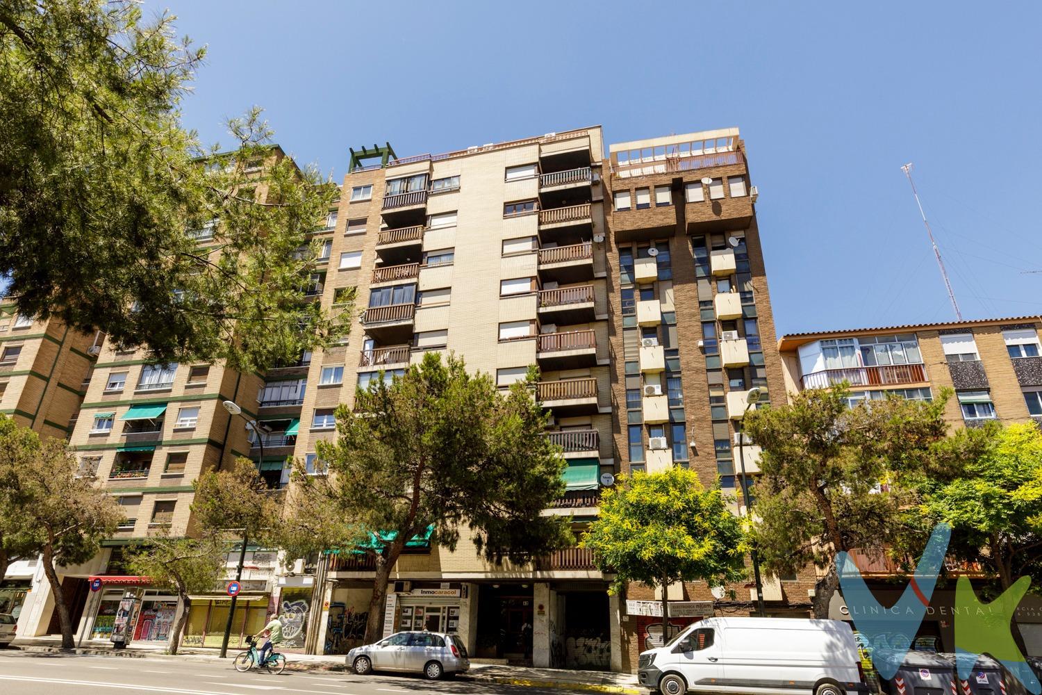 En Duquesa Villahermosa, frente a Ciudad Jardín, se encuentra esta vivienda amplia, bien situada y con un espacio exterior realmente especial, en una de las zonas más cómodas y consolidadas de Delicias. Cuenta con 92 m² distribuidos en salón con acceso a una terraza de 4 m², cocina con zona de office y acceso a terraza de 46 m², 3 dormitorios y 2 baños. Calefacción central y agua caliente central con contador individual. Nos encanta por:. ✔ Su gran terraza de 46 m², un espacio privado al aire libre en plena ciudad, que cuenta con un trastero de casi 5 m². ✔ Su ubicación, muy cerca de la zona universitaria, Mercado Delicias, Aragonia, servicios, colegios y transporte público, con excelente comunicación con el centro y otros puntos de Zaragoza. ✔ Su salón de 23 m² con salida a una terraza con vistas a Duquesa Villahermosa. Puedes recorrerla antes de visitarla gracias al tour virtual, donde podrás ver cada estancia, consultar el plano y medir espacios 👉 https://inmo.in/RoNbTF. Algunas imágenes incluyen propuesta de amueblamiento virtual para ayudar a visualizar las posibilidades de la vivienda. Las fotografías reales muestran el estado actual del inmueble. Llámanos y ven a descubrirla. Una terraza así no se encuentra todos los días. Gastos e impuestos no incluidos. A título orientativo, en segundas transmisiones, el comprador abonará:. Impuesto sobre Transmisiones Patrimoniales (ITP)- Tipo general en Aragón: 8% (*). Base de cálculo: Mayor valor entre precio de compraventa o valor de referencia catastral. Gastos de notaría y registro: Aranceles variables según precio, número de copias y complejidad; cálculo según tarifas normativas. Si se precisa hipoteca: Tasación, condiciones y costes bancarios según entidad elegida por el comprador; así como gastos de gestoría y cualesquiera otros inherentes a la compraventa. No se incluyen otros gastos o tributos puedan por ley corresponder al comprador. Operación sujeta a doble mediación. Honorarios a cargo del comprador: 2,5% del valor final de compraventa, más IVA (21%), salvo pacto en contrario, no incluidos en PVP. El consumidor, conforme a la normativa vigente, podrá solicitar información y documentación adicional relativa al inmueble, sus características, condiciones de la operación y del servicio de mediación en la oficina y/o a través de paravivir@paravivir.es La agencia actúa exclusivamente como intermediaria en la compraventa, cuyas condiciones, en todo caso, estarán sujetas a la aceptación expresa del vendedor del inmueble y posterior formalización del contrato. La información suministrada se corresponde con la disponible a la fecha de publicación, pudiendo variar en función de las circunstancias o actualizaciones legales, contractuales y fiscales. Anuncio de carácter meramente informativo. Más información en www.paravivir.es. (*) Para una información exhaustiva sobre el funcionamiento, tipos impositivos y bonificaciones del ITP puede consultar el portal oficial de la Agencia Tributaria Autonómica. Tarifas notariales y registrales reguladas en Anexo I Del Real Decreto 1426/1989 y Anexo I Del Real Decreto 1427/1989, respectivamente. . 