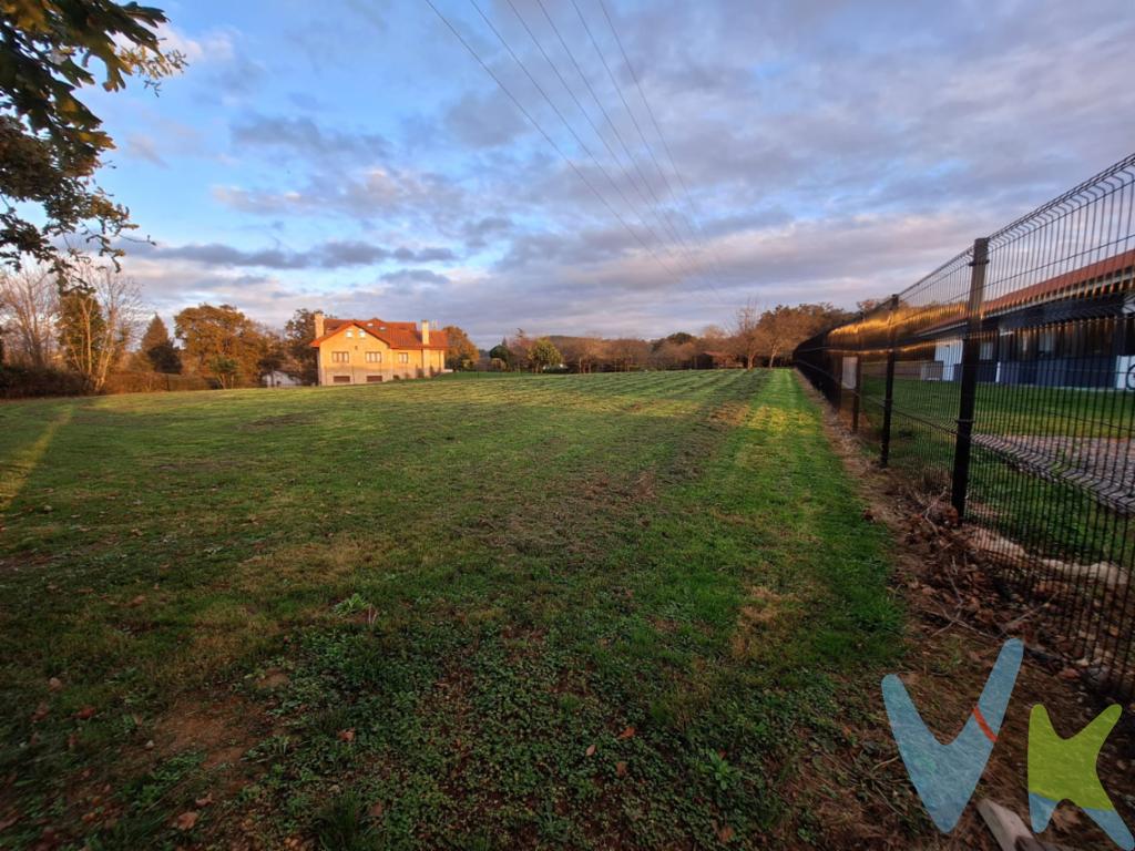 Se presenta una excepcional oportunidad de adquirir una magnífica finca en venta situada en la prestigiosa zona de Cabueñes (Cefontes), en Gijón.La finca cuenta con una amplia extensión de 2170 metros cuadrados útiles, permitiendo una gran variedad de usos, desde el desarrollo de una residencia familiar hasta 300m de construcción.Situada en un emplazamiento privilegiado, la finca ofrece un entorno sereno y apartado, aunque sin perder la cercanía a las comodidades urbanas. La zona de Cabueñes es conocida por su prestigio y encanto, combinando la tranquilidad del entorno rural con la proximidad a Gijón, lo que hace de esta propiedad una opción perfecta para quienes buscan una vida equilibrada entre el campo y la ciudad.El acceso a la finca está perfectamente facilitado mediante un sistema de alcantarillado ya instalado, asegurando que las necesidades básicas estén cubiertas sin complicaciones adicionales. Este detalle técnico añade un valor significativo a la propiedad, haciendo que cualquier proyecto de construcción.Uno de los aspectos más destacados de esta finca es su excelente comunicación con el transporte público. Con una línea de autobús en las inmediaciones, concretamente en el Jardín Botánico. Invitamos a los interesados a realizar una visita para conocer de primera mano las posibilidades que ofrece esta finca en Cabueñes. La oportunidad de poseer una parcela de estas dimensiones en una ubicación tan privilegiada en Gijón es escasa, por lo que recomendamos actuar con rapidez para no perder esta excepcional ocasión de inversión en un entorno inigualable.El precio de venta no incluye Impuesto de transmisiones, gastos de Registro y Notaría.
