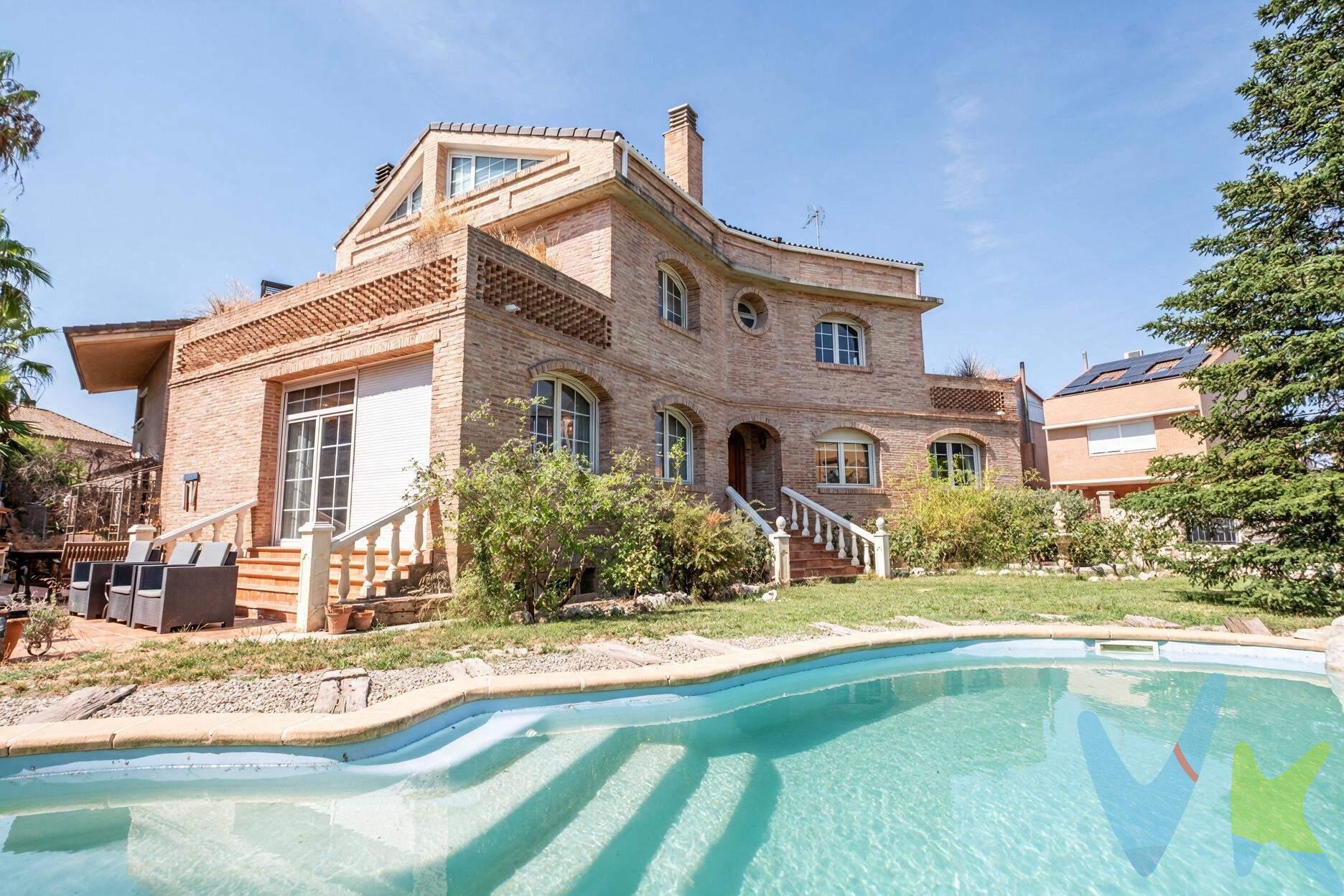 ¿Buscas espacio, privacidad y máxima comodidad para tu familia en la mejor zona residencial de Zaragoza?. Descubre esta exclusiva propiedad independiente en esquina situada en Montecanal. Distribución en 4 espaciosas plantas conectadas por ascensor privado:. - Planta Calle (Zona de día y vida práctica): Un imponente salón-comedor inundado de luz natural con acceso directo al jardín y a la piscina privada. Suelo de mármol que aporta amplitud y frescor. En esta misma planta dispones de una suite principal con baño privado, un despacho ideal para teletrabajar con total tranquilidad, cocina independiente y aseo de cortesía. - Primera Planta (Zona de descanso): 4 amplios dormitorios equipados con cálido suelo de parquet. Todos los dormitorios cuentan con salida a terraza privada, permitiendo la entrada de luz directa y ventilación natural. Esta planta se completa con un baño completo. - Buhardilla Acondicionada: Un espacio polivalente y acogedor formado por una segunda sala de estar, 1 dormitorio adicional y 1 baño. El lugar perfecto para zona de invitados, sala de juegos o cine. - Planta Semisótano : Gran bodega completa con chimenea y cocina totalmente equipada para reuniones familiares o con amigos. Incluye zona independiente de lavado, despensa, aseo y un amplio garaje con capacidad para varios vehículos. Detalles que marcan la diferencia en esta casa en Montecanal:. * Accesibilidad total: Ascensor privado que conecta desde la bodega y el garaje hasta la buhardilla. * Exterior privado: Gran parcela esquinera con jardín consolidado y piscina privada. * Ubicación estratégica: En pleno corazón de Montecanal (Zaragoza),  cercanía a colegios de prestigio, zonas verdes, supermercados y rápido acceso a la Z-40. Contáctanos hoy mismo para coordinar una visita privada y conocer tu próximo hogar. *** Gastos e impuestos no incluidos. A título orientativo, en segundas transmisiones, el comprador abonará: Impuesto sobre Transmisiones Patrimoniales (ITP), tipo general en Aragón al 8% (*). Base de cálculo: mayor valor entre precio de compraventa o valor de referencia catastral. Gastos de Notaría y Registro: Aranceles variables según precio, número de copias y complejidad; cálculo según tarifas normativas. Si se precisa hipoteca: Tasación, condiciones y costes bancarios según entidad elegida por el comprador; así como gastos de gestoría y cualesquiera otros inherentes a la compraventa. No se incluyen otros gastos o tributos que puedan por Ley corresponder al comprador. Operación sujeta a doble mediación. Existen honorarios a cargo del comprador, salvo pacto en contrario, no incluidos en PVP. El consumidor conforme a la normativa vigente podrá solicitar información y documentación adicional relativa al inmueble, sus características, condiciones de la operación y del servicio de mediación en la oficina y/o a través de nuestro teléfono de contacto o mail. La agencia actúa exclusivamente como intermediaria en la compraventa, cuyas condiciones, en todo caso, estarán sujetas a la aceptación expresa del vendedor del inmueble y posterior formalización del contrato. La información suministrada se corresponde con la disponible a la fecha de publicación, pudiendo variar en función de las circunstancias o actualizaciones legales, contractuales y fiscales. Anuncio de carácter meramente informativo. Para una información exhaustiva sobre el funcionamiento, tipos impositivos y bonificaciones del ITP en Aragón, puede consultar el portal oficial de la Agencia Tributaria Autonómica. Tarifas notariales y registrales reguladas en el Anexo I del Real Decreto 1426/1989 y Anexo I del Real Decreto 1427/1989, respectivamente. Anuncio no vinculante, puede contener errores.