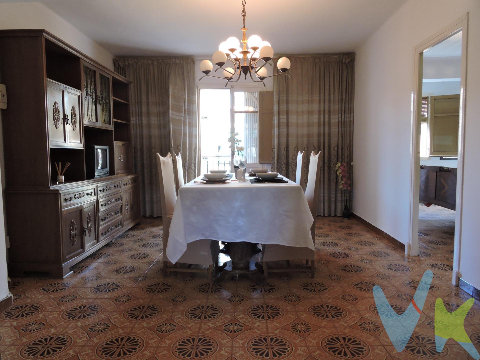 Muy cerca del parque de Marxalenes tenemos esta vivienda a la venta que busca a sus nuevos propietarios. . Se trata de un piso que tiene muy bien aprovechados sus metros cuadrados, sin mucho pasillo, le da todo el protagonismo a sus estancias. . El salón comedor es una de ellas, donde se encuentra también el dormitorio principal y un balcón de esos anchos, espaciosos que vienen muy bien en las épocas muy calurosas para saborear una buena cena a la fresca. La cocina tiene muchas posibilidades porque cuenta también con una galería que se puede ampliar a esta y dejar una cocina que ni Karlos Arguiñano. . Más detalles que consideramos importantes.. La Zona. El barrio de Marxalenes esta pegado al Cauce Del Rio Turia, así que si eres un amante de correr o pasear rodeado de árboles no pierdas las oportunidad de darte una vuelta y la plaza de la Virgen la tienes a 15 minutos caminando, casi, casi , conectado con el centro. . ¿ A que estas esperando ? . Contacta con nosotros si estas interesad@ en visitarla!!!. ¿ Necesitas Financiación ?.  . Nuestro departamento financiero puede gestionar tu préstamo " Hasta un 100% + Gastos ". ¡ Consúltanos !.  . *Nota: En el precio de venta no están incluidos los muebles y enseres de las fotografías, ni el impuesto del ITP del 10%, los gastos de Notaría que ascienden de forma orientativa a 800 €, los honorarios de agencia que son el 3% más iva aplicado al precio de venta y los gastos de financiación, si la hubiese. Este anuncio no es vinculante, puede contener errores, se muestra a titulo informativo y no contractual.Número de Registro de Agentes de Intermediación Inmobiliaria de la Comunidad Valenciana: RAICV-0386. 