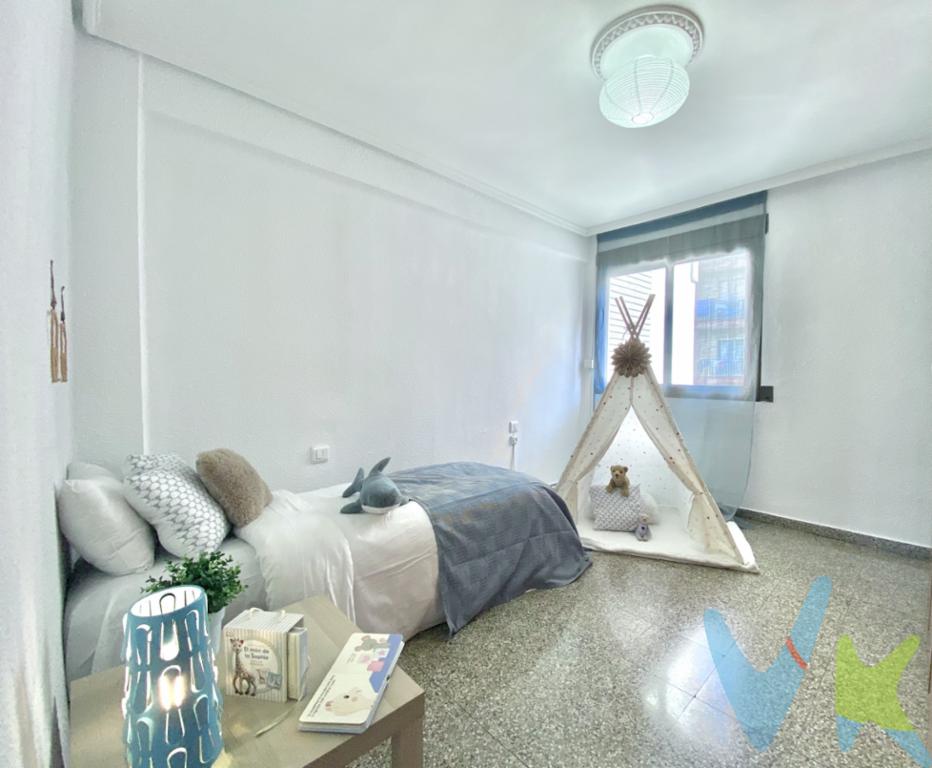 PRÓXIMO OPEN HOMES el día 17 de Octubre de 2025.Os esperamos de 10.00 h a 13.30 h y de 16.30 h a 19.30 h!!¡Descubra su nuevo hogar ideal en la encantadora localidad de Alboraya! Espacioso piso ubicado en la deseada zona de Metro, que ofrece todas las comodidades para aquellos que buscan un lugar confortable y bien comunicado. Este inmueble destaca por su amplitud y excelente distribución exterior a 2 calles, características que lo convierten en una opción inmejorable para familias o aquellos que aprecien el espacio.El piso, ubicado en la tercera planta de un edificio con ascensor construido en 1964, cuenta con una superficie útil de 102,46 metros cuadrados dentro de un total de 118 metros construidos. La distribución es francamente excepcional, aprovechando al máximo cada centímetro para ofrecer cinco habitaciones amplias, ideales para personalizar según sus necesidades, cocina con galería, salón con salida al balcón y 2 baños. Este piso le brindará la versatilidad que está buscando, así como una amplia oportunidad de reforma adaptada a sus necesidades.Sin duda, uno de sus principales atractivos es el balcón, un rincón perfecto para disfrutar del aire fresco o deleitarse con un buen libro mientras el sol tiñe todo de cálidos matices. El edificio, además, dispone de un ascensor que le facilitará el acceso a la vivienda de manera cómoda y rápida.La zona ofrece una amplia gama de servicios y comodidades a sus residentes: encontrará supermercados, centros educativos, áreas verdes para el esparcimiento y una variada oferta gastronómica, todo ello a solo unos pasos de su puerta. La proximidad a estas instalaciones hace que el día a día sea más cómodo y eficiente.Si está buscando una vivienda que combine espacio, comodidad y una ubicación privilegiada, este piso en la zona de Metro de Alboraya es la opción ideal. No deje pasar la oportunidad de conocer personalmente esta propiedad única y todas las posibilidades que tiene para ofrecer. Contáctenos para agendar una visita y dé un paso más hacia la realización de sus sueños habitacionales. ¡Esperamos con entusiasmo poder mostrarle su futura vivienda!-------Agencia Registrada con el Nº 2960 en el Registro Obligatorio de Agentes Inmobiliarios de la Comunitat Valenciana, según el DECRETO 98/2022, de 29 de julio, del Consell, por el que se regula el Registro de Agentes de Intermediación Inmobiliaria de la Comunitat Valenciana.    La documentación del inmueble ha sido revisada y estimamos que reúne todos los requisitos necesarios para ser comercializado.    El precio ofertado no incluye impuestos, gastos de compraventa ni honorarios de la agencia inmobiliaria.    Las medidas aquí expuestas han sido obtenidas del Catastro.    El anuncio no es vinculante, puede contener errores.    ¿Tienes alguna duda? Consúltanos.    ***    Los vendedores han confiado en este equipo para gestionar la venta del inmueble de forma exclusiva. Como no puede ser de otra forma, garantizamos un servicio de calidad, actuando en todo momento de forma transparente, ética y profesional. Así pues, se ruega la no interferencia de terceros, y sobre todo, no molestar a los propietarios, a los ocupantes del inmueble o a los vecinos. Muchas gracias por tu comprensión.