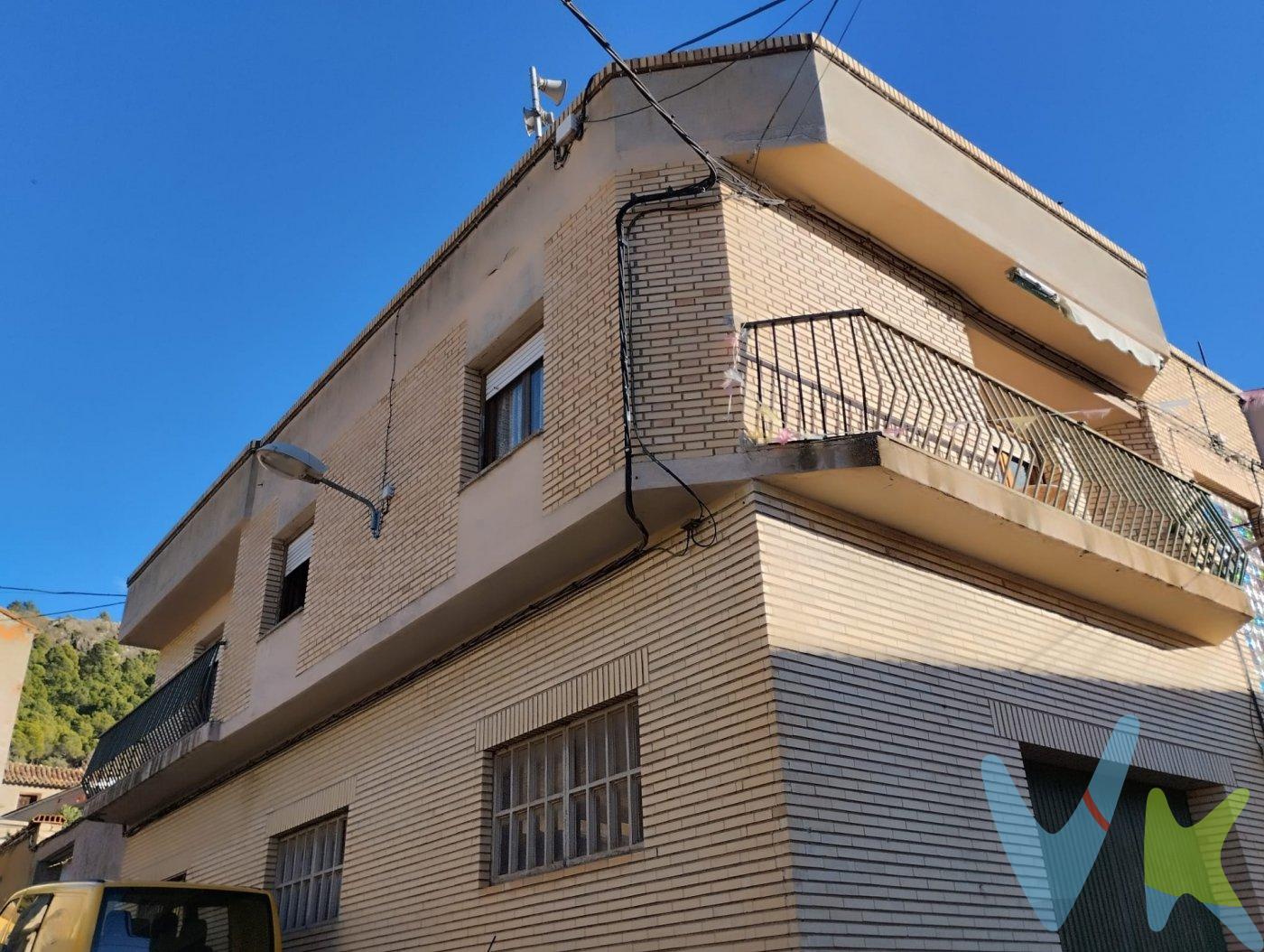 <b>MORES: </b> Casa de 200 metros útiles distribuida en 2 plantas:. <b>Planta baja:</b> Garaje, almacén. <b>Planta alta: </b>Amplio salon comedor con acceso a balcón, cocina, 3 dormitorios, uno de ellos con acceso a balcón y un baño.  . Casa muy luminosa, todo exterior. Situada a 45 minutos de Zaragoza y solo a 2 horas de Madrid. A 20 minutos de estación del ave de Calatayud, hospital y todo tipo de servicios. El precio no incluye impuestos, gastos de notaría, registro ni honorarios de intermediación. Este anuncio tiene carácter informativo y no es contractual. Puede estar sujeto a errores o modificaciones.