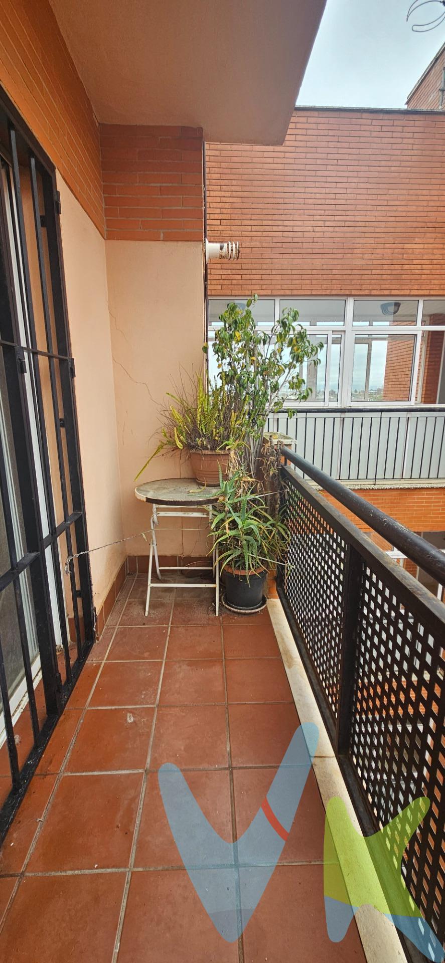 MAGNIFICO PISO V.P.O (VISTAZUL). Si estás buscando amplitud, comodidad y una distribución funcional en un entorno consolidado, esta vivienda reúne todos los requisitos para convertirse en tu próximo hogar. La vivienda se distribuye en:. ✔ 3 dormitorios. ✔ 2 baños completos. ✔ Amplio salón-comedor con excelente distribución. ✔ Cocina independiente. ✔ Terraza privada de 3,10 m², ideal como desahogo exterior. ✔ Garaje amplio incluido en el precio. ✔ Trastero de 5 m², perfecto para almacenaje adicional. La zona de día y la zona de descanso están claramente diferenciadas, aportando privacidad y confort. El dormitorio principal cuenta con baño en suite y dimensiones generosas, mientras que los otros dos dormitorios permiten múltiples usos: dormitorios juveniles, despacho o habitación de invitados. La vivienda dispone de una superficie construida 85 m2 y útil de 70 m², según datos catastrales (año de construcción 2007). La vivienda se encuentra en una de las zonas residenciales más consolidadas y demandadas de Dos Hermanas: Avenida Juan Pablo II, un entorno ideal para quienes buscan comodidad, servicios y excelente conexión. Se trata de una zona familiar, tranquila y perfectamente equipada, donde podrás disfrutar de todos los servicios sin necesidad de utilizar el vehículo. ** EL ANUNCIO CONTIENE PLANO DE LA VIVIENDA**. 🏫 Centros educativos públicos y concertados a pocos minutos. 🛒 Supermercados, comercios de proximidad, farmacias y entidades bancarias en el entorno inmediato. 🌳 Parques y zonas verdes, perfectos para pasear o disfrutar en familia. 🏥 Centros médicos y servicios esenciales cercanos. Una ubicación que combina calidad de vida, comodidad diaria. IMPORTANTE. En cumplimiento de las obligaciones de información previstas Disp. final 3ª de la Ley 10/2025, de 28 de diciembre, de servicios de atención a la clientela y transparencia, así como en la normativa sectorial vigente, y RD 218/2005 de Inf. de la Junta de Andalucía, el precio indicado no incluye los gastos e impuestos inherentes a la adquisición, los cuales se desglosan estimados o con posibilidad de calcularlos a continuación; los gastos más ajustados serán dados en el D.I.A. en la visita a inmuebles, o antes. *Gastos de Notaría: La Minuta se calculará según al arancel notarial oficial: Anexo I, del Real Decreto 1426/1989, de 17 de noviembre. Enlace: notariared.com/calculadora-gastos-compra-vivienda/. *Gastos de Registro de la Propiedad: La inscripción se facturará según el arancel oficial: ANEXO I, del Real Decreto 1427/1989, de 17 de noviembre. Igual enlace anterior. *Gastos de Gestión (Gestoría): Los honorarios por la tramitación administrativa, liquidación de impuestos e inscripción registral ascienden de forma estimativa a [363 € aprox.] (IVA incluido), aunque depende de cada caso, y su dificultad. *Honorarios Agencia del Vendedor: incluidos en el PVP. *Honorarios Agencia del comprador: La agencia prestará los servicios de información, asesoramiento y acompañamiento previstos en el Encargo de Servicios y en el D.I.A. Si solicita servicios adicionales o personalizados, sus honorarios serán informados previamente, de forma individualizada y por escrito, conforme a la libertad de pactos y a la normativa vigente. *Si necesita Financiación, su banco le informará. *Impuesto sobre Transmisiones Patrimoniales (ITP): Se aplicará el tipo impositivo vigente en Andalucía (generalmente el 7%, sin perjuicio de tipos reducidos del 6%. 3,5%, etc, aplicables según las circunstancias personales del comprador o las características del inmueble). El impuesto se devenga sobre el superior entre: 1.- Valor de Referencia de Catastro; y 2.- Precio de venta. Puede calcular su situación personal en el portal oficial de la A.T. de Andalucía. enlace: www.juntadeandalucia.es/organismos/economiahaciendayfondoseuropeos/areas/tributos-juego/tributos/paginas/impuestos-cedidos-transmision. 