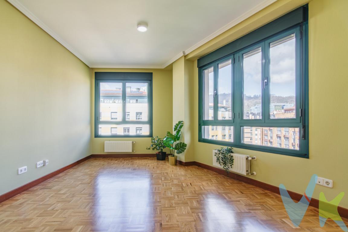 ​Piso en venta exterior, plaza de garaje y trastero, zona Huca Oviedo.​¿Buscas un hogar luminoso, listo para entrar a vivir y en una ubicación estratégica? Este fantástico piso situado en la Plaza Puerta de Europa (Oviedo) es la oportunidad que estabas esperando.  ​La vivienda destaca por ser exterior y hacer esquina, lo que garantiza una entrada de luz natural envidiable durante todo el día.Se distribuye en ​2 amplios dormitorios el principal con armario empotrado. 2 Baños completos (uno de ellos tipo suite en el dormitorio principal).  ​Salón-comedor independiente, espacioso y muy acogedor. ​Cocina independiente totalmente equipada con electrodomésticos (horno, campana, combi, lavadora, secadora).  ​  ​Construido en 2004, el piso se encuentra en excelente estado de conservación. ​Ventanas de PVC con Climalit para un aislamiento térmico y acústico perfecto. Suelos de parquet en estancias principales y gres cerámico en cocina y baños.  ​Calefacción individual de Gas Natural.​Puerta blindada para tu total seguridad. Extras que marcan la diferencia plaza de garaje y trastero incluidos en el precio.Vistas despejadas a la montaña y a la ciudad.  ​  ​Edificio con 2 ascensores y videoportero. Comunidad económica: solo 65,72 EUR/mes.  ​Muy buena ubicación, vivirás rodeado de todas las comodidades, excelentes comunicaciones (paradas de bus y tren muy próximas), zonas ajardinadas y todos los servicios necesarios para el día a día a un paso de tu puerta.A tan solo 5 minutos caminando del HUCA (Hospital Universitario Central de Asturias). A10 minutos en coche de Oviedo. 20 minutos en coche de Gijón y 25 de Avilés.​¡No pierdas la oportunidad de visitarlo! Contacta ahora para más información.PRECIO DE VENTA SIN GASTOS NI IMPUESTOS INCLUIDOS: El precio de venta no incluye gastos de notaría, registro de la propiedad, gestoría, ni el Impuesto de Transmisiones Patrimoniales (ITP) o el IVA/AJD. 