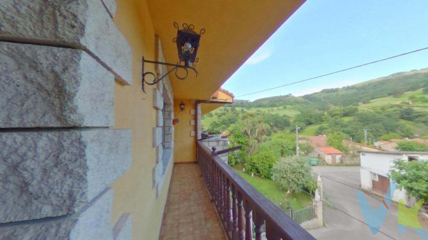 Casa de estilo montañés con jardín, totalmente reformada en Puente Viesgo.  Situada en Hijas una zona de baja montaña que marca el tránsito entre los pueblos del centro geográfico de Cantabria y Los Valles Pasiegos. Hijas te encantará por el verdor de sus agrestes praderas, la tranquilidad de sus pequeños núcleos de población tan bien conservados y su proximidad y buenas comunicaciones con puntos significativos de Cantabria como son Puente Viesgo (a 5 km), Santander o La autovía de La Meseta (A-67).  .  La casa, que fue totalmente reformada a principios de los años 90, conserva el diseño y los rasgos de la primitiva casa montañesa que fue, aunque se modificó su estructura introduciendo sendos forjados de hormigón tanto en el tejado como en la planta intermedia. La vivienda dispone además de una planta bajo cubierta totalmente diáfana, actualmente sin habilitar.  .  Interiormente, la casa se desarrolla como lo hacían las antiguas casas de Cantabria; la planta baja de 117 metros cuadrados por la que se accede a una preciosa huerta de más de 100 m² que disfruta de buenas vistas y de toda la privacidad del mundo, es ocupada exclusivamente por un garaje y un enorme zaguán desde el que arranca una sobria escalera que nos conduce a la primera planta en la que se distribuye la casa en salón comedor, cocina, balcón tipo solana, cuarto de baño y 3 dormitorios ( dos de los cuales tienen terraza).  .  Como ya hemos dicho, la casa te permitirá habitarla desde el primer minuto. Y su disposición en el entorno, orientación y vistas, son inmejorables.  .  Destacamos de esta vivienda:.  Su calidad, al haber sido objeto ya de una reforma, estructuralmente es una vivienda nueva, sus forjados son de hormigón sus ventanas son de madera de calidad y están bien y su tejado está perfecto.  .  El espacio de la planta bajo cubierta, aunque actualmente no está aprovechado ni comunicado con la planta primera, te permitirá ampliar la vivienda considerablemente.  .  La superficie de la planta baja consta en escrituras como local comercial, con lo que podrás dar de alta cualquier tipo de actividad industrial o comercial en ella.  .  El estado interior de la vivienda es, en términos generales, bueno y no requiere hacer grandes obras para habitarla.  .  Al estar situada en un municipio rural de menos de 5.000 habitantes, si eres menor de 35 años y deseas comprarla para establecer en ella tu domicilio habitual, es posible que puedas acogerte a las importantes subvenciones que en la actualidad concede el Gobierno de Cantabria.  .  Si deseas disponer de una casa en un entorno muy tranquilo, rodeado de naturaleza pero también con buenas comunicaciones y a menos de 40 minutos de núcleos de población importantes; esta vivienda reúne todos estos requisitos.  Gastos de la transacción:.  .  El precio de venta de la vivienda no incluye impuestos ni gastos legales derivados de la compraventa. Compra sujeta al al Impuesto de Transmisiones Patrimoniales:. El adquiriente se hará cargo del coste de la escritura y su inscripción en el Registro de la Propiedad. 