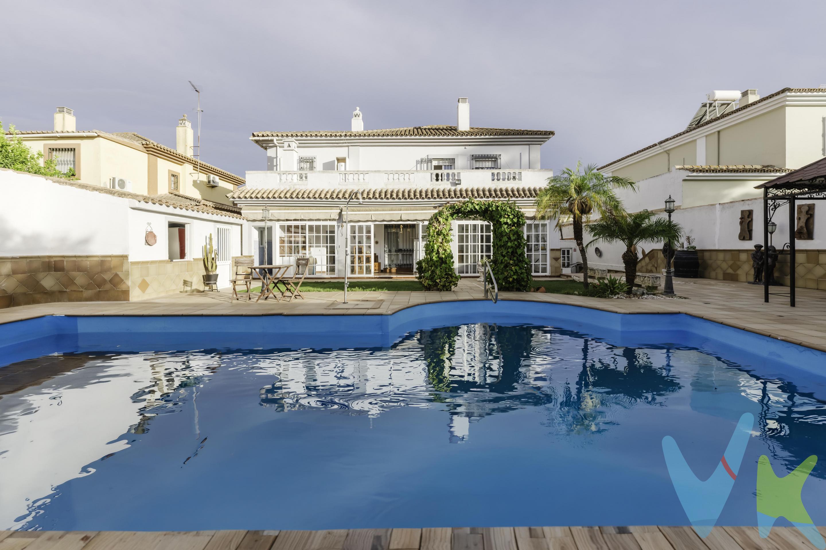 PRECIO DE VENTA: 549.000 € + GASTOS. ¡Una casa para vivirla de verdad!. Hay viviendas que ofrecen espacio y otras que te permiten disfrutar cada momento. Esta es una de ellas. Situado en Olivar de Quintos (Montequinto), este magnífico chalet independiente sobre parcela de 499 m² combina amplitud, privacidad y zonas exteriores ideales para todo el año. La propiedad cuenta con cinco dormitorios distribuidos en dos plantas: uno en planta baja —muy práctico como despacho o habitación de invitados— y cuatro en la planta superior. La estancia principal destaca por su intimidad, vestidor propio y baño en suite con jacuzzi. Dispone de tres baños completos, un amplio salón familiar y cocina equipada. Además, dos de las habitaciones superiores tienen acceso a una agradable terraza que aporta luz y conexión con el exterior. El exterior: donde esta casa gana todavía más. Los 499 m² de parcela ofrecen un espacio al aire libre único. Cuenta con piscina privada y varias zonas pensadas para descansar y compartir:. Zona de barbacoa: perfecta para largas reuniones. Porche acondicionado y aislado: aprovechable tanto en verano como en invierno. Aseo exterior: cómodo para la piscina y eventos al aire libre. Garaje cerrado: máxima comodidad y seguridad. Una vivienda diseñada para quienes buscan confort, independencia y calidad de vida durante todo el año, tanto por dentro como por fuera. En cumplimiento de las obligaciones de información previstas en la Ley 10/2025, de 28 de diciembre, de servicios de atención a la clientela y transparencia, así como en la normativa sectorial vigente, se hace constar que el precio indicado no incluye los gastos e impuestos inherentes a la adquisición, los cuales se desglosan a continuación:. • Impuesto sobre Transmisiones Patrimoniales (ITP): Se aplicará el tipo impositivo vigente en la Comunidad Autónoma de Andalucía (generalmente el 7% (38.430€), sin perjuicio de tipos reducidos del 3,5%, 1,2% o 1% aplicables según las circunstancias personales del comprador o las características del inmueble). El impuesto se devenga sobre el Valor de Referencia de Catastro o el precio de venta, aquel que resulte superior. • Gastos de Notaría: Los honorarios notariales se calcularán conforme al arancel oficial regulado en el Anexo I, del Real Decreto 1426/1989, de 17 de noviembre, por el que se aprueba el arancel Notarial. • Gastos de Registro: La inscripción en el Registro de la Propiedad se facturará según el arancel oficial establecido en el ANEXO I, del Real Decreto 1427/1989, de 17 de noviembre, por el que se aprueba el arancel Notarial. • Gastos de Gestión (Gestoría): Los honorarios por la tramitación administrativa, liquidación de impuestos e inscripción registral ascienden aproximadamente a [545] € (IVA incluido). • Honorarios Agencia del Vendedor: incluidos en el PVP. • Honorarios Agencia del comprador: La agencia prestará los servicios de información, asesoramiento y acompañamiento previstos en el Encargo de Servicios y en el D.I.A. Si solicita servicios adicionales o personalizados, sus honorarios serán informados previamente, de forma individualizada y por escrito, conforme a la libertad de pactos y a la normativa vigente. NO VINCULADOS AL PRECIO DE COMPRA. Para una información exhaustiva sobre el funcionamiento, tipos impositivos y bonificaciones del ITP en Andalucía, puede consultar el portal oficial de la Agencia Tributaria de la Junta de Andalucía en el siguiente enlace:. https://www.juntadeandalucia.es/organismos/economiahaciendayfondoseuropeos/areas/tributos-juego/tributos/paginas/impuestos-cedidos-transmisiones.html;. Documento D. I. A. a disposición del consumidor según Decreto 218/2005 Junta de. Andalucía.
