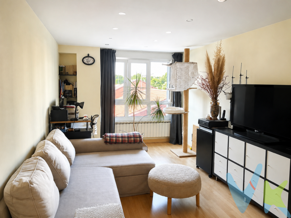 SE VENDE PISO en la  villa marinera de Candas .Es una población situada en la costa central asturiana, con una bonita playa, paseo marítimo, todos los servicios, y a tan solo 20 minutos de Gijón y a 30 minutos de Oviedo. La vivienda dispone de : salón .Dos dormitorios .Dos baños. Cocina totalmente equipada  además de trastero y garaje a los cuales se accede desde la vivienda por ascensor. Tiene una parcela totalmente cerrada de uso comunitario. No pierda esta OPORTUNIDAD de disfrutar de una zona privilegiada de Asturias. CONSÚLTENOS.Le invitamos a concertar una visita para que pueda descubrir personalmente todo lo que esta propiedad tiene para ofrecer. Quedamos a su entera disposición para proporcionar más detalles o para mostrarle el que podría ser su próximo hogar. Su piso ideal en la villa de Candas le está esperando.Se informa a los interesados que el precio de venta indicado no comprende el Impuesto de Transmisiones Patrimoniales (ITP) , los gastos asociados a la compraventa (notaría, registro de la propiedad) ni los honorarios de la agencia inmobiliaria a cargo del comprador.