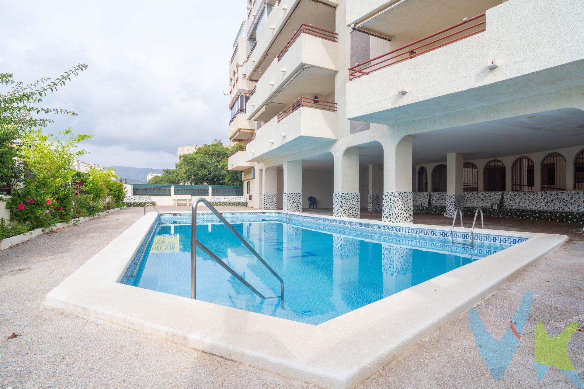 Descubre este magnífico apartamento situado en Oropesa del Mar, específicamente en la prestigiosa zona de Marina D'Or. Con una superficie construida de 88 m² y útil de 76 m², esta propiedad ofrece un amplio espacio para disfrutar con familia y amigos. El inmueble cuenta con tres habitaciones dobles luminosas y dos baños completos que aseguran comodidad a todos sus ocupantes. Su conservación es original, lo que brinda al nuevo propietario la oportunidad perfecta para personalizarlo a su estilo. Orientado hacia el noreste, podrás gozar durante todo el día de luz natural mientras contemplas las vistas desde tu terraza privada; además se encuentra únicamente a tan solo 50 metros del mar, permitiendo acceder fácilmente a las hermosas playas locales. La urbanización donde está ubicado presenta múltiples comodidades: parking privado incluido; piscina comunitaria perfecta para relajarse bajo el sol veraniego. Entorno apacible e idóneo tanto para familias como parejas jóvenes. A pie de playa, Marina d'Or – Ciudad de Vacaciones, y dentro sus 500.000 metros cuadrados de zonas verdes y ajardinadas, ofrece 24.000 metros cuadrados de césped natural en primera línea, ideales para tus vacaciones con niños y una alternativa perfecta al resto de playas de arena del complejo. Esta zona verde, está equipada con kioscos de playa, zona náutica y jardines, hacen las delicias de niños y mayores. Las playas Morro de Gos y Amplàries, conforman la línea de costa de Marina d'Or Ciudad de Vacaciones y están equipadas, en la época estival, de puesto de Cruz Roja y categoría de playa accesible. Su calidad de servicios queda certificada con la ISO 14001 y Q de Qualitur. Los metros útiles son aproximados. Este inmueble es en exclusiva, con lo que le facilitamos cualquier información sobre la vivienda. Por este motivo, solicitamos no molesten al propietario, ocupantes de la propiedad, vecinos o conserje de la comunidad. . Muchas gracias por su comprensión. El precio indicado puede sufrir variaciones. En todos los casos los precios expuestos son más impuestos y gastos derivados de la transmisión del inmueble . La operación esta sujeta al Impuesto de Transmisiones Patrimoniales (ITP), cuyo tipo general es del 9%, gastos de Notaría, Registro de la Propiedad y en su caso, gestoría.