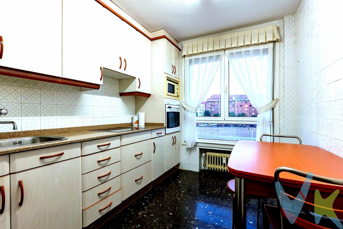 4 DORMITORIOS, TODO EXTERIOR Y CON GARAJE EN GIJÓNUna vivienda para entrar a vivir, con espacio para toda la familia y en una excelente zona de Gijón.En calle Pintor Mariano Moré nº 2 presentamos esta vivienda de aproximadamente 92 m², situada en una segunda planta con ascensor y con una característica especialmente atractiva: es exterior, lo que proporciona una agradable entrada de luz natural a la vivienda.La propiedad cuenta con cuatro dormitorios, una distribución cada vez más difícil de encontrar y perfecta tanto para una familia como para quienes necesitan disponer de espacios adicionales para despacho, zona de estudio o habitación de invitados.Dispone además de dos baños, aportando comodidad y funcionalidad al día a día.La vivienda se encuentra en buen estado y lista para entrar a vivir, permitiendo disfrutarla desde el primer momento sin necesidad de afrontar una reforma integral.Y hay un extra que marca especialmente la diferencia en una vivienda urbana: plaza de garaje. Una comodidad importante que completa una propiedad pensada para hacer más fácil el día a día.Su ubicación es otro de sus puntos fuertes. Se encuentra en una zona consolidada y muy valorada de Gijón, rodeada de servicios, comercios, centros educativos, transporte y todo lo necesario para disfrutar de la ciudad cómodamente sin renunciar al centro y playas.Una vivienda especialmente completa por todo lo que reúne: 92 m², cuatro dormitorios, dos baños, ascensor, carácter exterior, plaza de garaje y lista para entrar a vivir.Una oportunidad para quienes buscan espacio y comodidad sin renunciar a una buena ubicación en Gijón.En las últimas fotografías de este anuncio podrás descubrir una propuesta de reforma realizada mediante home staging virtual con inteligencia artificial, que muestra cómo podría transformarse esta vivienda tras una actualización estética.Ven a conocerla. Puede ser la vivienda que estabas buscando.Se informa a los interesados que el precio de venta indicado no comprende el Impuesto de Transmisiones Patrimoniales (ITP) , los gastos asociados a la compraventa (notaría, registro de la propiedad y otros) ni los honorarios de la agencia inmobiliaria a cargo del comprador.
