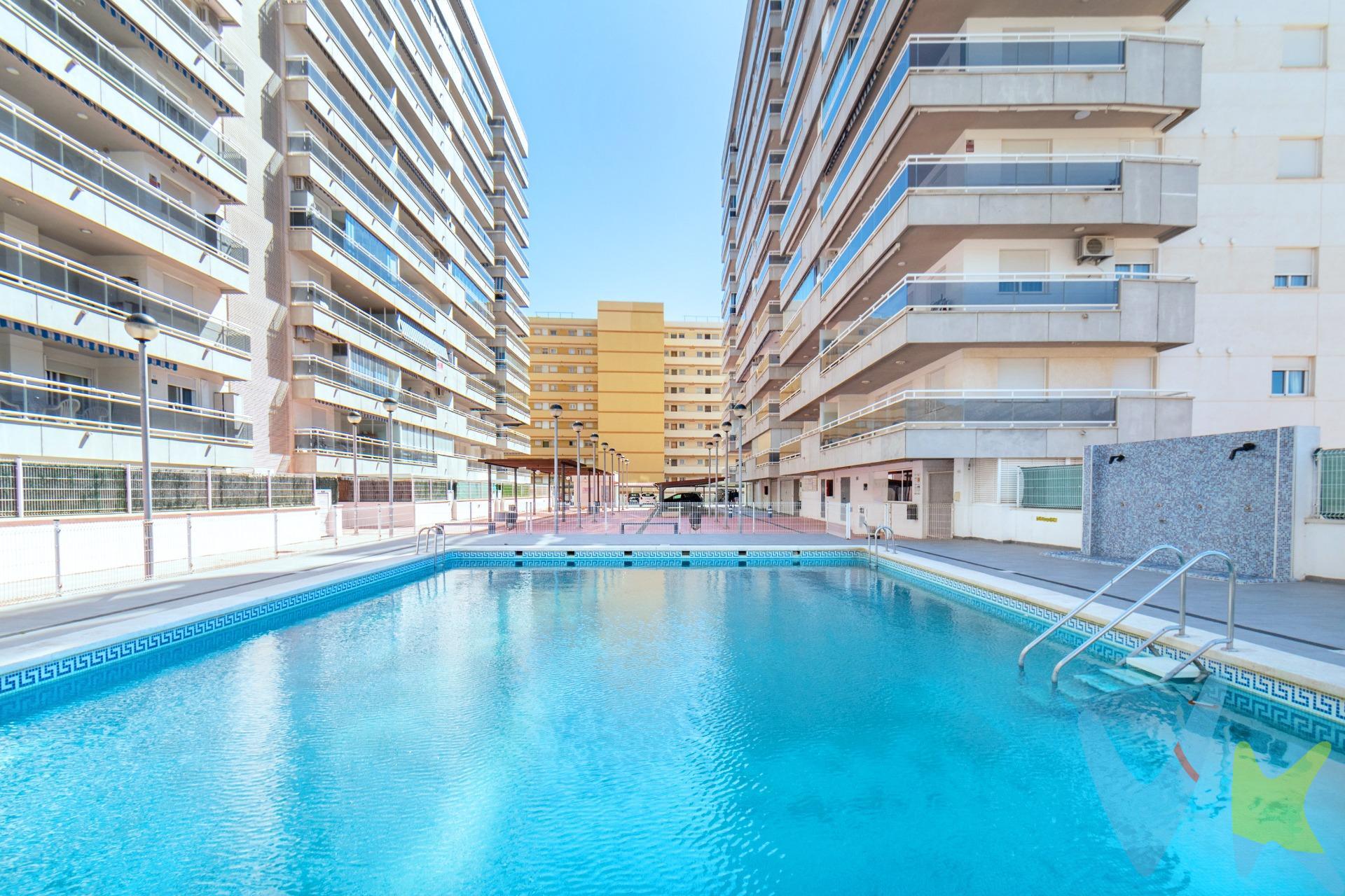 Estupendo apartamento en la playa de Morro de Gos en Oropesa del Mar. El apartamento cuenta con tres habitaciones, cocina independiente, plaza de garaje y piscina comunitaria. . Con una impresionante terraza de casi treinta metros con orientación Norte ideal para el verano, hacen de este patartamento un lugar donde disfrutar del sol y la playa. La vivienda acaba de hacer una puesta apunto, está recien pintado  con paredes lisa, han cambiado todas las puestas en blanco, muebles del baño nuevo, interructores de luz y horno encastrado, todo ello a estrenar. Ven a visitar este fantástico apartamento y empiza a disfrutar de él este verano. Pidenos una visita