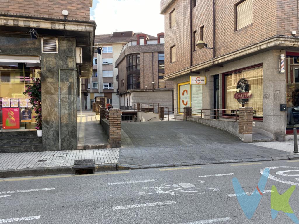 En pleno centro de Torrelavega, más concretamente en la calle Augusto G. Linares, tenemos para la venta este amplio garaje cerrado, situado en la planta -2 del edificio.Cuenta con buenos accesos, y puede aparcar un coche de manera muy holgada y además quedar suficiente espacio de almacenaje.Llámenos para concertar una visita y les atenderemos de inmediato.