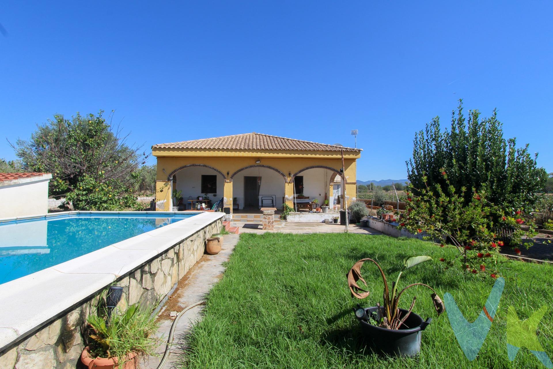 Se vende chalet urbano en Urbanización Chuliesa, Llíria. Ponemos a la venta este acogedor chalet urbano ubicado en la tranquila Urbanización Chuliesa de Llíria, ideal para quienes buscan disfrutar de la naturaleza y la privacidad, sin renunciar a las comodidades de una vivienda bien comunicada. 🔹 Características de la vivienda:. 3 habitaciones dobles con buena iluminación natural. 1 baño completo. Cocina independiente y equipada. Amplio porche de 21 m², perfecto para reuniones y momentos al aire libre. 🔹 Extras y exterior:. Parcela rústica de 1.200 m², totalmente vallada. Piscina privada, ideal para los meses de verano. Garaje independiente. Luz eléctrica y agua de riego por tubería. 📍 Una vivienda con todo lo necesario para disfrutar de la tranquilidad, el aire libre y el confort de un hogar urbano en una excelente ubicación. 📞 Contacta para más información o concertar una visita.