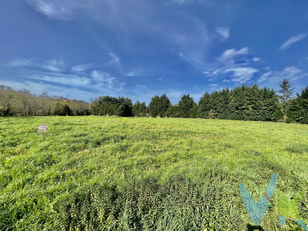 Le ofrecemos fantástica finca en la localidad de Puente Agüero perteneciente al Municipio de Entrambasaguas. Se trata de suelo urbanizable, apta para la construcción de una vivienda unifamiliar. La parcela es totalmente llana con vistas despejadas;  cuenta con una superficie de más de 3.400 m2. En ella se puede hacer una casa de una o dos plantas, la ocupación máxima es del 20% y la edificabilidad máxima es de 0,30 m2/m2. Si estás pensando en construir una casa en un entorno rural y te gusta tanto la playa como la montaña, esta zona es idónea puesto que está junto a la A8; a 10 minutos  de Somo o Loredo y a 20 min. de Santander. Zona con multitud de oferta gastronómica e innumerables opciones para disfrutar de Cantabria. Solicita más información sobre las posibilidades de edificación en este terreno y te invitamos a que conozcas el entorno. Te ayudamos en todo el proceso de compra. IMPUESTOS, GASTOS DE NOTARÍA Y REGISTRO NO INCLUIDOS EN EL PRECIO DE VENTA.