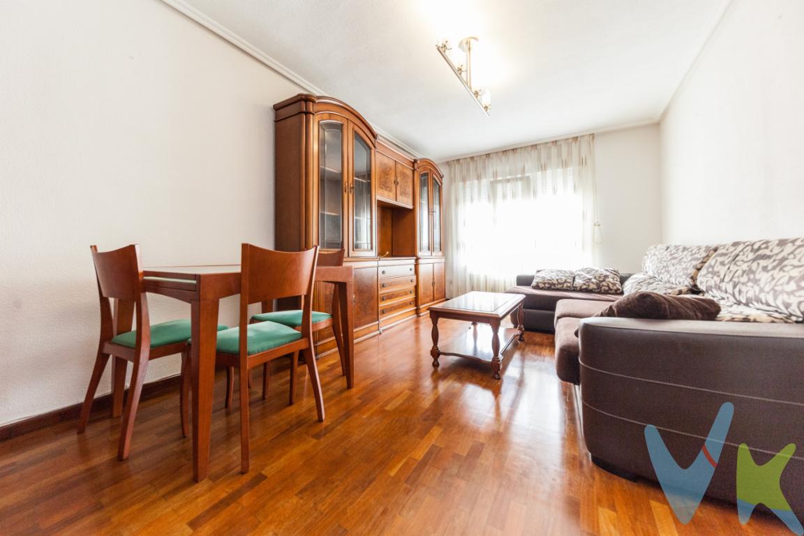 VENTA. Ponemos en venta piso ubicado en la misma Avenida de Schultz una zona muy demandada y muy  bien comunicada, con parada de autobus a todas las zonas de Gijon a escasos metros de la vivienda. La vivienda se encuentra en la quinta planta de un buen edificio que dispone de ascensor, debido a la altura la vivienda goza de una excelente luz en todas las estancias.El piso cuenta con 96 metros cuadrados construidos y 75,24  metros cuadrados útiles, bien distribuidos. Esta distribuido en 3 amplias habitaciones, gran salon con vistas a la Avenida de Schultz, cocina completamente equipada, util despensa y baño. Su distribución y tamaño son perfectemnte adecuados para un piso familiar y acogedor. Ventanas de PVC con doble acristalamiento, suelos de parquet, puerta de entrada de seguridad, puertas cambiadas nuevas, baño completamente reformado, armario empotrado en pasillo y entrada de la vivienda, escayola en los techos,.....La vivienda tiene para su comodidad servicio de gas natural para el agua caliente y la calefacción.No deje de visitarlo y comprobar que tiene todo lo que necesitas para tu nuevo hogar.En el precio del inmueble no estan incluidos las gastos de registro, notaria e impuesto de trasmisisones.  