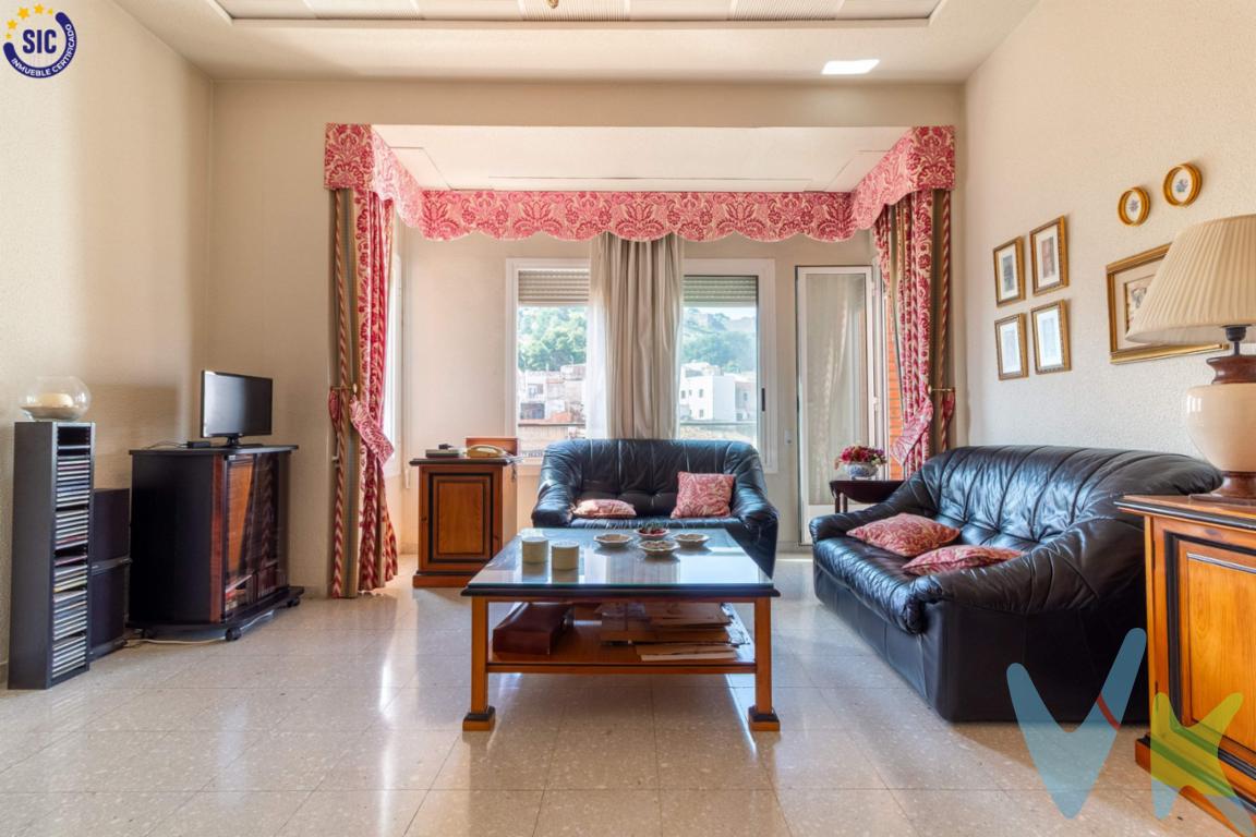 En el corazón de Sagunto, en la emblemática zona de Camí Real se encuentra este magnífico piso en venta. Ubicado en un edificio de carácter histórico construido en 1964, esta propiedad ofrece la combinación del encanto clásico con actualizaciones contemporáneas. Situado en la quinta planta y con acceso por ascensor, garantiza la comodidad absoluta para toda la familia. Con un total de 163 metros construidos y 147metros útiles, este piso se distribuye en cinco habitaciones, tres de ellas orientadas a dormitorio, una a salita y la última a despacho, ofreciendo un espacio versátil que satisface cualquier necesidad. Cada habitación está diseñada para aprovechar al máximo la luz natural que entra al espacio, creando un ambiente cálido y acogedor. El amplio salón es el lugar ideal para reuniones familiares y eventos sociales, donde la vida cotidiana se despliega con elegancia y estilo. El diseño del piso aprovecha cada rincón, asegurando de que cada metro cuadrado está optimizado para su comodidad. Desde el salón, con acceso a la terraza, se disfruta de vistas despejadas al histórico castillo romano que enriquece la experiencia de vivir aquí. Encontramos una espaciosa cocina independiente y dos baños en suite, uno de ellos reformado recientemente, muchas zonas de almacenaje y  una galería con zona de lavandería. Sus techos altos añaden amplitud y elegancia a todos los espacios. Además de sus generosas habitaciones y su magnífico salón, la propiedad incluye un trastero en la zona de la azotea, proporcionando el espacio de almacenamiento adicional que siempre es bienvenido en cualquier hogar. Este trastero es el aliado perfecto para mantener tu hogar organizado sin renunciar al espacio vital necesario para otras actividades. La ubicación es, por supuesto, uno de los mayores atractivos de este piso. Situado en una zona céntrica facilita el fácil acceso a los servicios de transporte, con paradas de tren y autobús a poca distancia. Esto lo convierte en un inmueble ideal tanto para el trabajo diario como para explorar las muchas maravillas que Sagunto y sus alrededores tienen que ofrecer. Vivir aquí significa tener todo al alcance de la mano, desde tiendas locales, restaurantes, y cafeterías hasta la histórica atmósfera que se respira en la zona del Castillo. La combinación de espacio, ubicación e historia hace de esta propiedad una opción incomparable para aquellos que buscan un hogar con carácter y funcionalidad. Si estás buscando un inmueble que combine lo mejor del diseño clásico con las comodidades modernas en una ubicación privilegiada, este piso es sin duda la mejor opción. Descubre el lugar que no solo será tu hogar, sino también tu refugio en medio de una de las zonas más emblemáticas de Sagunto. No pierdas la oportunidad de visitar este espectacular piso. Está llamado a ser el escenario de tus mejores momentos y recuerdos. OBSERVACIONES: . Por mandato expreso del propietario, comercializamos este inmueble en exclusiva, por lo que garantizamos un servicio de calidad, un trato fácil, sencillo y sin interferencias de terceros. Por este motivo, se ruega no molestar al propietario o a los vecinos. Muchas gracias por su comprensión. La oferta está sujeta a cambios de precio o retirada del mercado sin previo aviso. Este anuncio en su conjunto, incluyendo textos, fotos, imágenes o cualquier otro contenido del mismo, se muestra a título informativo y no contractual. Este inmueble se vende en cuerpo cierto y las medidas expuestas en el anuncio son aproximadas. Agencia Registrada con  N.º 00101 en el Registro Obligatorio de Agentes Inmobiliarios de la Comunidad Valenciana. Puede consultar en la web de la GVA. El precio del inmueble no incluye honorarios de la agencia (3%  + IVA del precio final venta), ni los impuestos (que en la C. Valenciana varían dependiendo del precio del inmueble y de las características del comprador. 