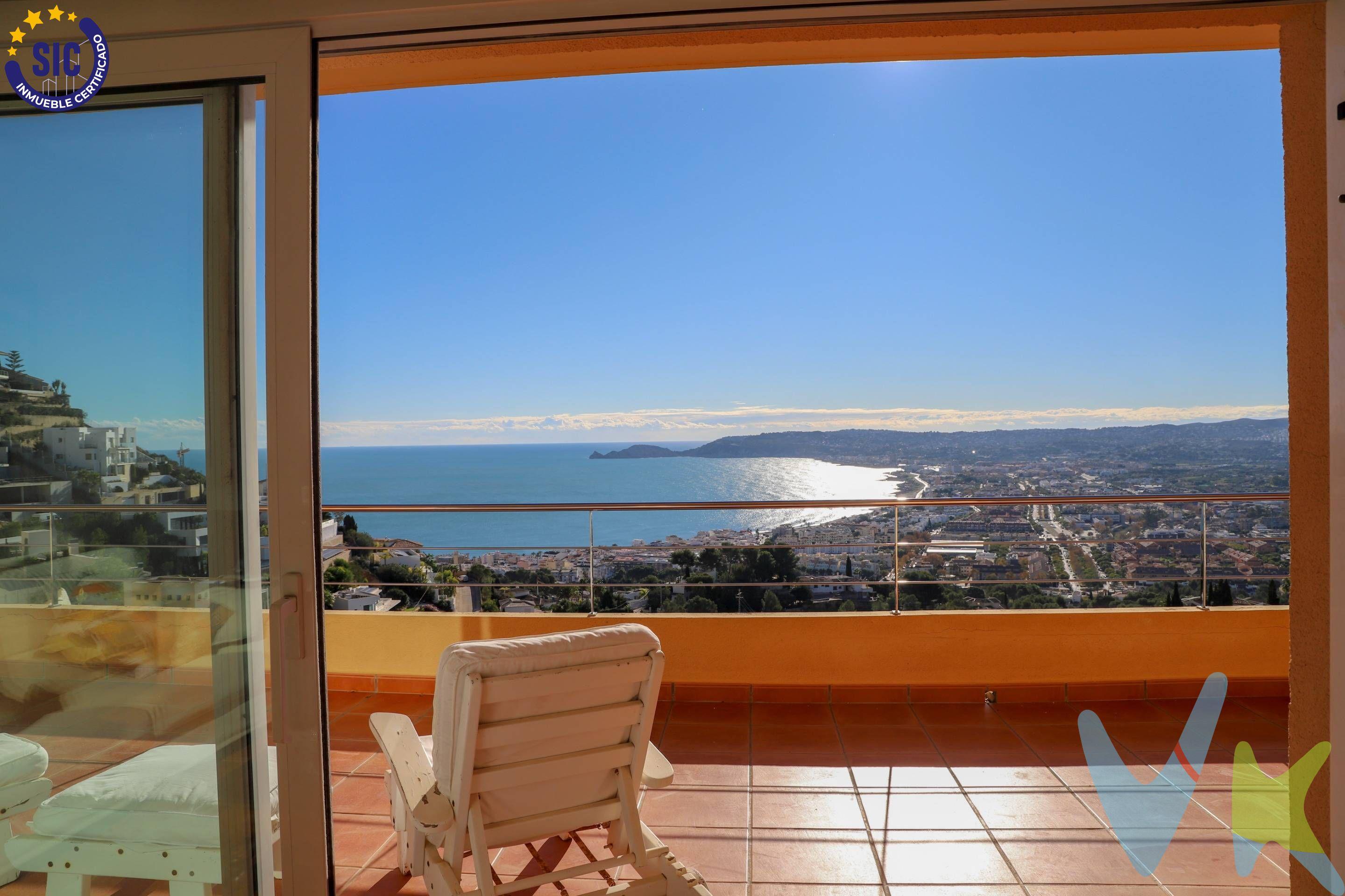 Esta impresionante villa de lujo se encuentra en la prestigiosa urbanización de La Corona, en Jávea, Alacant. Con una ubicación privilegiada, esta propiedad ofrece vistas panorámicas espectaculares a toda la bahía de Jávea. La propiedad cuenta con 5 dormitorios, todos con baño en suite excepto uno, y el quinto con posibilidad de agregarlo simplemente quitando un tabique. La villa consta de unos 306 m2 construidos, según catastro siendo las vistas y la extrema luminosidad su punto fuerte. Además hay espacio para aparcar 4 ó 5 vehículos. Está distribuida en tres niveles, con una escalera de madera y con posibilidad de incluir ascensor. La planta principal consta de hall de entrada, aseo de cortesía, cocina con lavadero y despensa, salón-comedor con chimenea, un dormitorio doble con armarios y baño con ducha en-suite. . La primera planta cuenta con dos dormitorios dobles, uno de ellos con baño con bañera en-suite y otro con acceso a la terraza, además de un precioso despacho, teniendo todos unas vistas impresionantes a la bahía de Jávea. En la planta baja se encuentran tres dormitorios dobles, todos con armarios y dos de ellos con baño con ducha en-suite. La villa ha sido construida con altos estándares de calidad, tabiques dobles, y se encuentra en excelente estado. Cuenta con una piscina privada de 27 m2, con vistas espectaculares. Dispone de baño exterior con ducha. Entre las características destacadas de esta propiedad se encuentran: la zona exterior perfecta para disfrutar de las vistas al mar, con tres terrazas enormes y calefacción por suelo radiante para mayor comodidad, una terraza cubierta para disfrutar de comidas al aire libre, y una sala de juegos en la planta sótano para el entretenimiento de toda la familia. También tiene un trastero y una bodega en la planta inferior. Además, esta villa se encuentra cerca de todos los servicios y comodidades, así como de la playa y el puerto. También cuenta con una despacho, ideal para aquellos que trabajan desde casa. . La urbanización La Corona es de las más exclusivas de Jávea, está próxima al puerto  yd  desde la cual se puede disfrutar de las mejores panorámicas de Jávea, ideal para vivir todo el año. La oferta está sujeta a cambios de precio o retirada del mercado sin previo aviso. Este anuncio en su conjunto, incluyendo textos, fotos, imágenes o cualquier otro contenido del mismo, no es vinculante dado que la información es ofrecida por terceros y puede contener errores. Se muestra a título informativo y no contractual. Número de Registro de Agentes de Intermediación Inmobiliaria de la Comunidad Valenciana: RAICV-3991. El precio no incluye lo siguiente: honorarios de la agencia inmobiliaria, impuestos (IVA, ITP) y otros gastos de la Compraventa (notaria, gestoría y registro). Por mandato expreso del propietario, comercializamos este inmueble en exclusiva, lo que le garantiza el acceso a toda la información, a un servicio de calidad, un trato fácil, sencillo y sin interferencias de terceros. Por este motivo, se ruega no molestar al propietario, a los ocupantes de la propiedad o a los vecinos. Muchas gracias por tu comprensión. Si eres agente inmobiliario y tienes un cliente para este inmueble, llámanos: estaremos encantados de colaborar. 