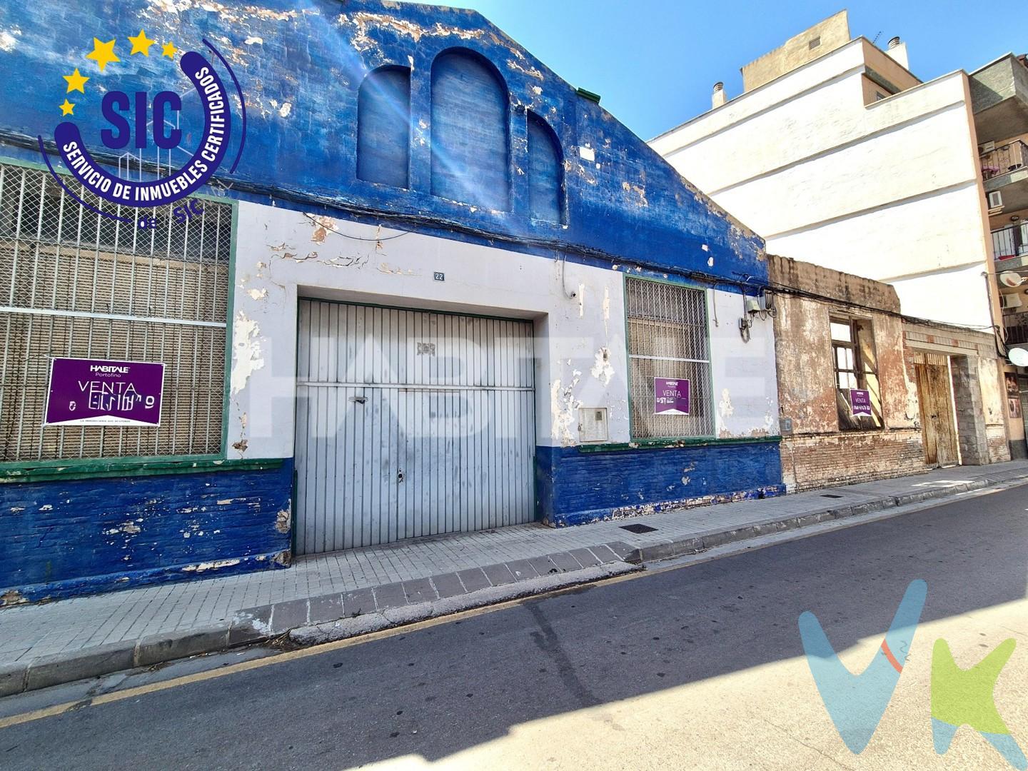 Habitale presenta en exclusiva este activo urbano situado en una ubicación estratégica de Alberic, en la avenida de les Corts Valencianes y frente a la estación de Metrovalencia.

La propiedad dispone de una parcela de 627 m² y cuenta actualmente con una construcción destinada a almacén de 338 m².

Su emplazamiento, en pleno núcleo urbano y rodeado de comercios, centros educativos, servicios y transporte público, convierte este inmueble en una alternativa especialmente atractiva para promotores, constructores e inversores que busquen desarrollar un proyecto inmobiliario.

La superficie, la visibilidad y la excelente conectividad del activo aportan una base sólida para estudiar distintas estrategias de desarrollo en una zona consolidada.

¡Te invitamos a visitarlo y descubrir todo su potencial!

___________
Por mandato expreso del propietario, comercializamos este inmueble en EXCLUSIVA, lo que le garantiza el acceso a toda la información, a un servicio de calidad, un trato fácil, sencillo y sin interferencias de terceros. Por este motivo, se ruega no molestar al propietario, a los ocupantes de la propiedad o a los vecinos. Muchas gracias por su comprensión.

La oferta está sujeta a cambios de precio o retirada del mercado sin previo aviso. Este anuncio en su conjunto, incluyendo textos, fotos, imágenes o cualquier otro contenido del mismo, no es vinculante dado que la información es ofrecida por terceros y puede contener errores. Se muestra a título informativo y no contractual. El precio anunciado no incluye los impuestos, ni los gastos como Notario, Registro de la Propiedad y honorarios de la agencia inmobiliaria equivalentes al 3% del precio de compra + IVA. 

Agentes de la Propiedad Inmobiliaria inscritos con número de registro RAICV 2880 y 4357, las operaciones están garantizadas con Seguro de Responsabilidad Civil y Seguro de Caución.

