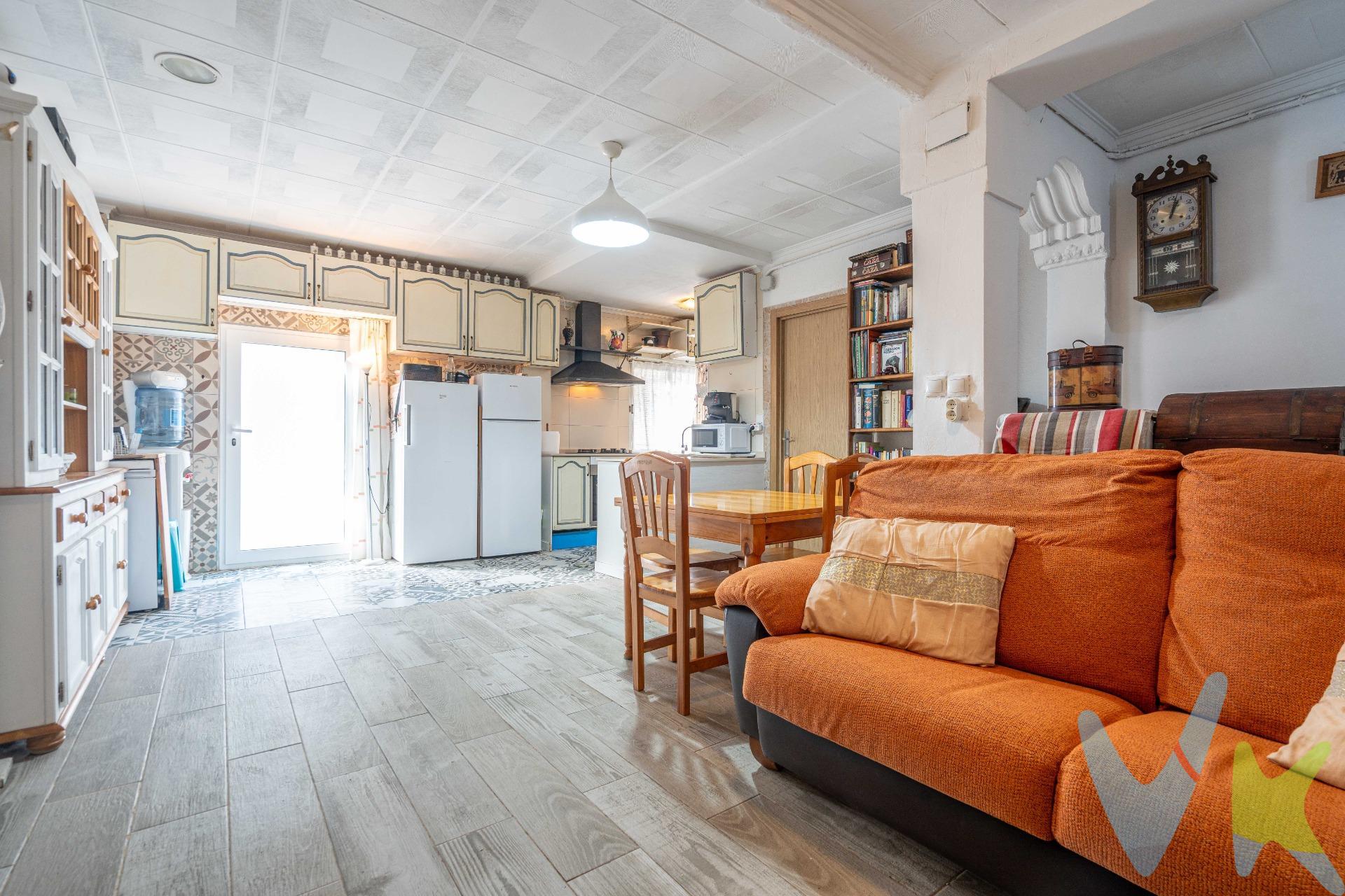 Entre calles tranquilas y vida de barrio, aparece esta vivienda que respira calma. Una planta baja luminosa en un entorno tranquilo donde la vida todavía conserva su ritmo amable. La casa, de 65 m², dispone de:. 🏡 Tres habitaciones muy agradables de tamaño, dos de ellas bastante amplias y una simple. 🛁 Un baño completo, con plato de ducha. 🚪 Acceso a dos calles, lo que aporta ventilación y mucha luz natural. 👕 Armarios empotrados y altillos. 🍳 Cocina con office con una bonita isla de marmol. Una vivienda cómoda, luminosa y con una distribución práctica, perfecta para quienes buscan la comodidad de una planta baja y el ambiente acogedor de un barrio con historia. Benetússer ofrece todos los servicios necesarios para el día a día: colegios, supermercados, mercado municipal, transporte público y zonas verdes. Además, su proximidad a la ciudad de Valencia (a solo unos minutos) permite disfrutar de la tranquilidad del pueblo sin renunciar a las ventajas de la capital. Un hogar cuidado con cariño, en una calle tranquila y con vecinos de toda la vida. Ideal para empezar una nueva etapa en un entorno sereno y amable. -------------------------------------------------------------------------------------------------------------------. Por mandato expreso del propietario, comercializamos este inmueble en exclusiva, lo que le garantiza el acceso a toda la información. Por este motivo, se ruega no molestar al propietario, a los ocupantes de la propiedad o a los vecinos. Muchas gracias por su comprensión. Si usted es agente inmobiliario y tiene un cliente para este inmueble, llámenos: estaremos encantados de colaborar.
