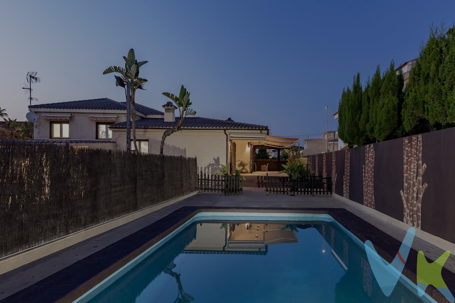 Fantástico chalet en Chilches a tan solo 50m. de la playa, donde lujo y confort se funden en una de las ubicaciones más  privilegiadas del Mediterráneo. La vivienda cuenta con una parcela de 835mc., donde una piscina de agua salada refrescará los días calurosos, una barra de bar al aire libre para disfrutar de tu refresco favorito, y un porche de madera con hilo musical para compartir momentos inolvidables con amigos y familiares. Además de un amplio sótano con trastero y un garaje cubierto. El chalet de 288mc. está reformado íntegramente en 2004. En la planta baja se encuentra un espacioso comedor con una chimenea de mármol, y tiene acceso a una terraza cubierta donde se escuchan las olas del mar, proporcionando un ambiente de paz y tranquilidad. Una cocina totalmente equipada, comunicada mediante un pasillo a otra cocina más funcional, y un lavadero. La planta superior dispone de tres habitaciones dobles con sus correspondientes armarios empotrados, y dos baños completos; uno de ellos con cabina de hidromasaje y sauna. También dispone de calefacción y aire acondicionado por conductos, suelo de madera IPE en la planta superior y de gres porcelánico en la planta baja. Carpintería exterior en PVC. Otro de los rincones mágicos, sin duda, es la terraza cubierta con pérgola de madera y un ventilador de techo integrado. Y si apetece algo de deporte, también se puede jugar al badminton en una pista al aire libre. Por expreso deseo de los propietarios, esta vivienda se comercializa en EXCLUSIVA, por lo que le garantiza un trato fácil, cómodo y sin interferencias. Rogamos no molesten a sus ocupantes, propietarios o vecinos. Si usted es un profesional inmobiliario, no dude en llamarnos, estaremos encantados de colaborar en la venta de este inmueble. **Honorarios de agencia, gestoría, notaría, registro e impuestos no incluidos. Anuncio no vinculante, puede contener errores. **. Conócela y enamórate de la vivienda que siempre soñaste encontrar!