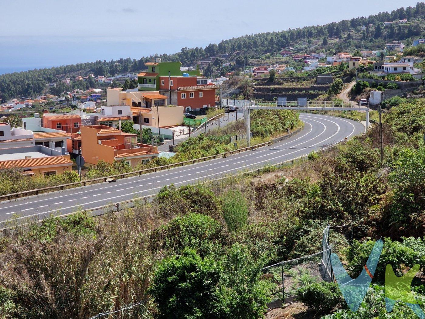 ¿Estás buscando una inversión única? Tenemos justo lo que necesitas: un terreno rural en venta en El Amparo, Icod de los Vinos. Aunque no cuenta con acceso directo en coche, se puede llegar fácilmente a través de una pequeña serventía peatonal. Este terreno cuenta con una ubicación estratégica y limitrofe con la carretera TF-5, lo que lo convierte en una excelente opción para la instalación de paneles publicitarios. Imagina el potencial de ingresos que podrías generar con esta oportunidad de inversión. Además, este terreno cuenta con un entorno natural impresionante, rodeado de naturaleza y tranquilidad. Podrás disfrutar de un lugar en el que desconectar y relajarte. No pierdas la oportunidad de conocer todo el potencial de este terreno. ¡Contáctanos hoy mismo y agendaremos una visita para que lo veas con tus propios ojos!