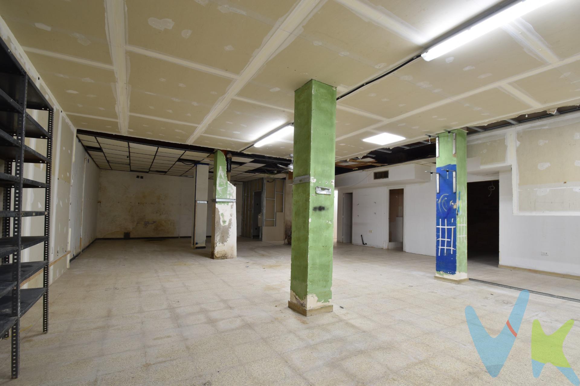 Gran local en venta, formado por dos locales registrales, con un metraje total de 185m² útiles. Situado en la planta baja de un edificio de viviendas, con puerta directa a la calle y con segunda puerta a la comunidad, con bicación al lado de la Rambla de la Pau de Vilanova. Tiene instalaciones hechas, con los suministros de agua y luz preparados. Su fachada mide casi 3m, con puerta a la calle de 1,20m, puerta interior de aluminio y persiana metálica corredera con cierres plegables de tijera. El precio no incluye impuestos (ITP, IVA y AJD), ni los gastos de notario ni los de registro.