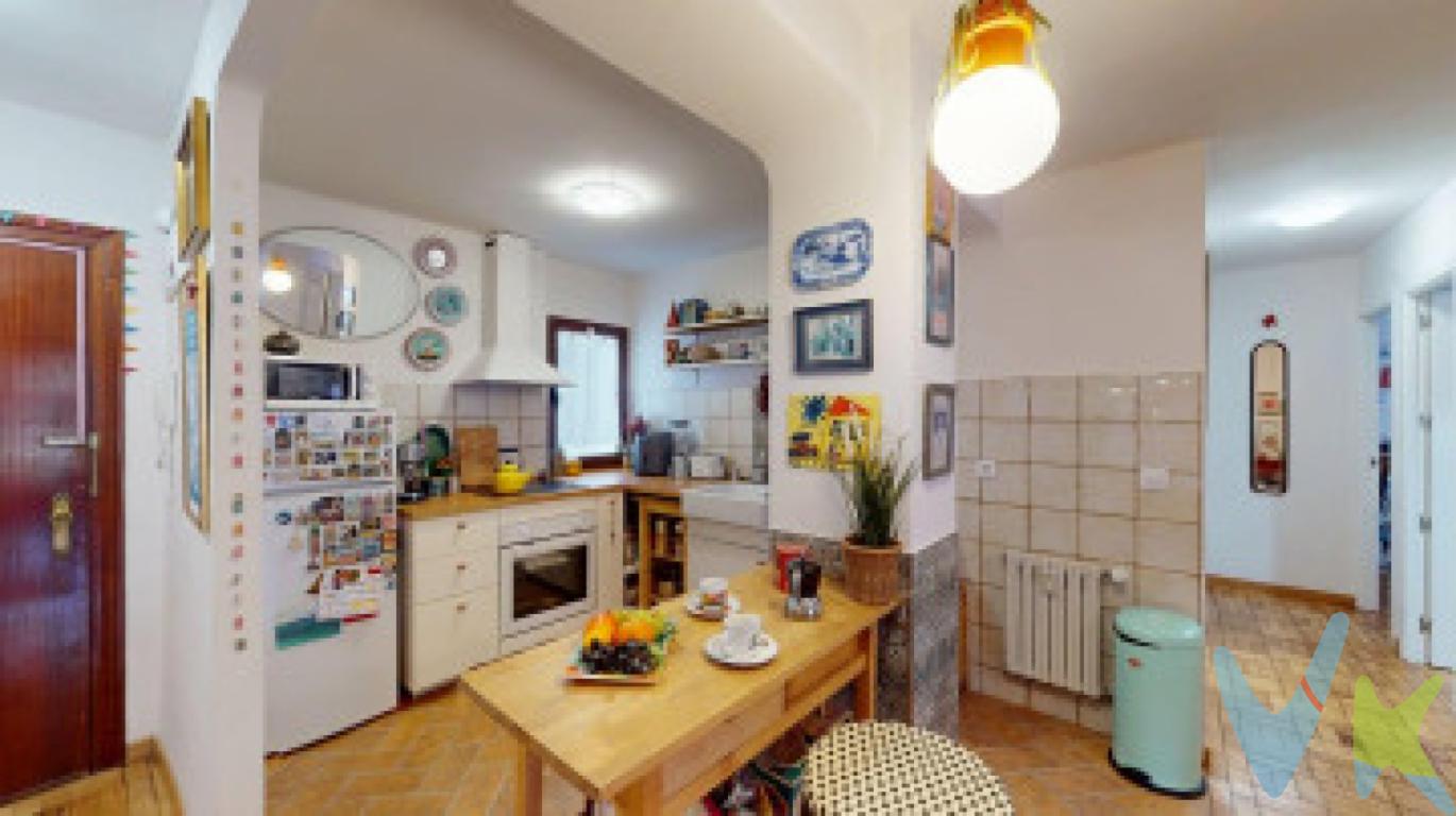 Piso en venta en Calle San Pedro Mestallón, Oviedo
    
      Vivienda luminosa de 3 dormitorios situada en pleno Casco Antiguo de Oviedo,
      a escasos metros de la Plaza del Fontán y el Parque del Campillín, y a tan solo
      5 minutos a pie de la Calle Uría. Una ubicación privilegiada que combina
      tranquilidad, servicios y excelente conexión con el centro comercial y financiero de la ciudad.
    
  

  
    3 dormitorios con balcón en el Campillín, listo para entrar a vivir
    
      Despierta cada día a un paso de la Plaza del Fontán en este luminoso piso de 3 dormitorios con
      balcón, ubicado en Calle San Pedro Mestallón nº 8, en la zona del
      Campillín, una de las áreas con más vida y encanto de Oviedo.
    
    
      La vivienda se distribuye en tres amplios dormitorios, salón con salida a balcón
      y cocina americana integrada, ofreciendo un espacio cómodo, funcional y adaptado a las necesidades
      actuales. Su configuración resulta ideal tanto para residencia habitual como para quienes buscan vivir en el centro
      sin renunciar a la tranquilidad.
    
    
      Se encuentra lista para entrar a vivir, en una zona consolidada con comercio de proximidad,
      servicios y excelente conexión con el centro histórico, al que se accede en apenas 5 minutos a pie.
    

    Características principales
    
      3 dormitorios amplios
      Salón con balcón
      Cocina americana
      1 baño completo
      Para entrar a vivir
      Ubicación céntrica y tranquila
    

    Datos económicos
    
      Precio: 220.000 EUR
      Gastos de comunidad: 107 EUR/mes (incluye gastos de calefacción y agua)
      IBI: 309 EUR/año
    

    Ubicación privilegiada
    
      Situado en el Campillín, a escasos minutos de la Plaza del Fontán y del centro
      de la ciudad, el entorno combina ambiente tradicional, vida de barrio y tranquilidad residencial, con todos los
      servicios a pie de calle.
    

    Una oportunidad en el centro de Oviedo
    
      Una vivienda equilibrada en ubicación, distribución y costes de mantenimiento, en una zona que mantiene valor en
      el tiempo. Solicite más información o concierte su visita.
    
  










