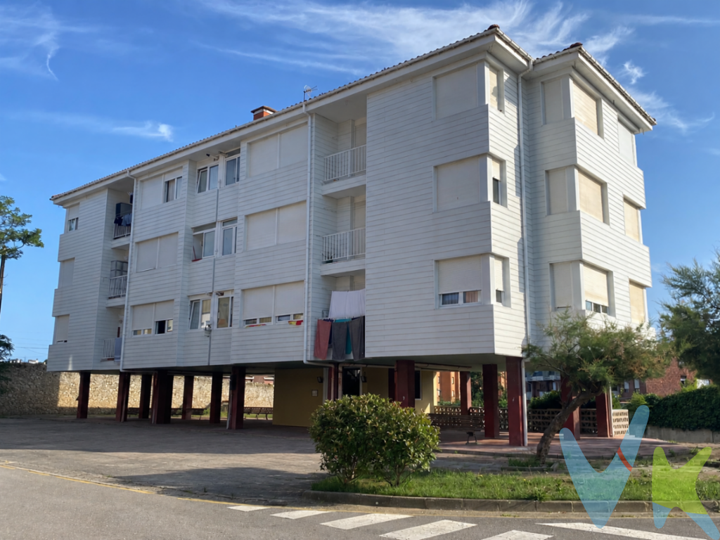 Ponemos a la venta esta interesante oportunidad de inversión en una de las localidades más demandadas de la costa Cántabra.Situado en Suances, en la zona del pueblo, este piso disfruta de una ubicación privilegiada, con todos los servicios necesarios para el día a día a escasos minutos a pie: supermercados, comercios, centros educativos, entidades bancarias, transporte público y zonas de ocio, además de encontrarse a poca distancia de las magníficas playas de la villa.La vivienda cuenta con 62 m² construidos, distribuidos de forma funcional en dos dormitorios, un luminoso salón-comedor, cocina independiente con tendedero y un baño completo, ofreciendo un espacio cómodo y práctico tanto para residencia habitual como para inversión.El edificio dispone de ascensor a cota cero, facilitando la accesibilidad a personas con movilidad reducida. Además, en 2025 se ha ejecutado la rehabilitación de la fachada mediante un moderno sistema de fachada termoventilada, una importante mejora que incrementa la eficiencia energética del edificio, mejora el aislamiento térmico y acústico y reduce considerablemente las necesidades de mantenimiento futuro.Ideal para inversoresActualmente el inmueble se encuentra arrendado, con un contrato de alquiler en vigor hasta finales de febrero de 2027, por lo que no es posible realizar visitas al interior. Esta circunstancia convierte la vivienda en una excelente opción para quien busca una inversión con ingresos desde el primer momento, adquiriendo un inmueble ya alquilado y con rentabilidad inmediata, y sabiendo que en pocos meses la vivienda quedará libre para el uso y disfrute del nuevo propietario.Su excelente ubicación, la reciente mejora del edificio y la elevada demanda de vivienda en Suances, hacen de esta propiedad una oportunidad muy atractiva.Si busca una inversión segura en una de las localidades con mayor atractivo de Cantabria, no deje pasar esta oportunidad. Contacte con nosotros, y le informaremos de todos los detalles de esta interesante propiedad.Gastos e Impuestos no incluidos en el precio. Compra sujeta a ITP. El comprador se hará cargo de los costes de la escritura e inscripción en el Registro de la Propiedad.\"Más información sobre transparencia, impuestos, gastos y condiciones de compraventa en nuestra web www.activanorte.com\"