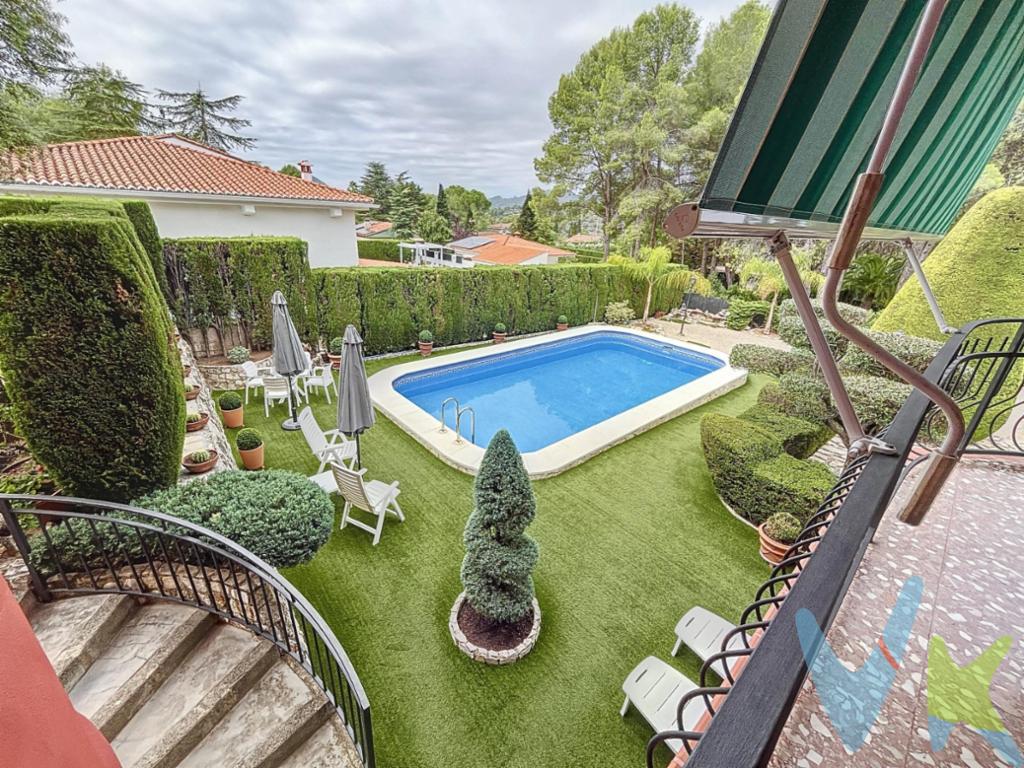 ¡El Chalet de Tus Sueños Te Espera!. El verdadero lujo no reside en lo ostentoso ni en lo caro, sino en esos detalles únicos que hacen nuestra vida más placentera. El lujo es despertar cada mañana con el suave canto de los pájaros y el aroma fresco de los pinos. Es disfrutar de un baño en tu piscina privada mientras contemplas un horizonte verde y sin fin. Es pasar domingos inolvidables con amigos y familia, empezando con un aperitivo al mediodía, seguido de una paella  y extendiendo la barbacoa hasta la cena. Pero el mayor lujo es compartir estos momentos con las personas que más quieres. Te presentamos este espectacular chalet en la exclusiva zona de Pino Grande, diseñado para vivir todo el año con comodidad y estilo. La propiedad cuenta con 5 amplias habitaciones y una cuidada parcela rodeada de naturaleza, lo que te permite disfrutar de un entorno tranquilo, lleno de paz y privacidad. Entre sus muchas características, destaca su piscina privada, perfecta para relajarte bajo el sol, y su chimenea interior, que añade un toque acogedor y cálido en las noches más frescas. Además, el chalet incluye un paellero al aire libre, ideal para preparar deliciosas comidas en compañía, rodeado de la belleza natural que envuelve la propiedad. Con todas las comodidades necesarias y completamente equipado, este chalet está listo para que te mudes de inmediato y comiences a disfrutar de momentos inolvidables todos los días, como si estuvieras en unas vacaciones sin fin. Si buscas un hogar espacioso, cómodo y en una ubicación privilegiada, donde la calidad de vida y la naturaleza se funden en perfecta armonía, esta es tu oportunidad. ¡Ven a visitarlo y descubre el lugar donde siempre has querido vivir!. La descripción del presente inmueble e imágenes tienen mero carácter informativo y en ningún caso carácter contractual, pudiendo ser modificados por la inmobiliaria comercializadora sin que ello implique responsabilidad alguna frente a terceros. En el precio de venta a público, esta propiedad NO incluye los gastos de adquisición (Notario, registro, gestión, honorarios, etc…). 