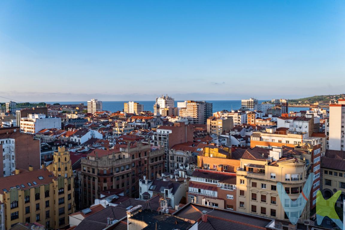 Imagina vivir en lo más alto de Gijón, donde el cielo se funde con el mar y cada amanecer se convierte en una experiencia inigualable. En la planta 16 de un exclusivo edificio ubicado en la emblemática calle Donato Argüelles, se alza esta imponente vivienda, un auténtico refugio de elegancia, luz y vistas panorámicas que quitan el aliento.Con una orientación privilegiada que abarca este, oeste, norte y sur, disfrutarás de luz natural durante todo el día, llenando cada rincón de calidez y vitalidad. Con una superficie útil de 112,71 metros cuadrados, este amplio piso cuenta con 3 habitaciones, dos de ellas con espacios generosos que invitan a la relajación, y una tercera habitación de tamaño normal con armario empotrado, ideal para maximizar el espacio.El salón comedor, de grandes proporciones, es el lugar perfecto para compartir momentos inolvidables con familiares y amigos, mientras que la cocina moderna, equipada con electrodomésticos de calidad, te inspirará a crear deliciosas recetas. Además, contarás con dos baños, uno con plato de ducha y otro con bañera, para que elijas cómo disfrutar de tu tiempo de relax.Cada mañana, despierta con la belleza del amanecer y, al caer la tarde, déjate envolver por la magia del atardecer desde la comodidad de tu hogar. Este piso no solo es un lugar donde vivir, sino un refugio donde cada día se convierte en una experiencia única.Si buscas un hogar que combine elegancia, comodidad y vistas que enamoran, este es tu lugar. ¡No dejes pasar la oportunidad de hacer de este piso tu nuevo hogar en el centro de Gijón! Ven a verlo y déjate seducir por todo lo que tiene para ofrecerte.Opcionalmente se podría vender con una plaza de garaje enorme para coche grande y moto así como un trastero de 14 metros cuadrados.En el precio publicitado no esta incluido el Impuesto de Transmisiones Patrimoniales ni los gastos de Notaria y Registro.