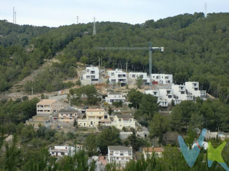 Magnificos solares ubicado en la urbanización de Mas Milà, con vistas espectaculares al Parque Natural del Garraf.  .  Parcelas de aprox 600 m2, con orientación Sur.  .  De acuerdo con el POUM se trata de una zona de ordenación Clave R6e, cuya normativa urbanística permite la construcción de una vivienda unifamiliar sobre parcela mínima de 600 m2 y 15 m. de fachada, con  una ocupación máxima es del 30% del terreno y coeficiente de edificabilidad de 0,45 m2 de techo por m2 de suelo repartidos en PB+1PP+PSC.  .  Tras la aprobación Definitiva del POUM de Olivella, se espera que a lo largo de 2024 ya se podran inicar la peticiones de Licencias de obras mayores.  .  Olivella es un municipio integrado en la naturaleza a 8 km de Sitges y 35 Km de Barcelona, lo que le hace un lugar idílico para diseñar la vivienda de sus sueños.  .  En el precio de venta no se incluyen los impuestos que se deriven de la compraventa, así como gastos notariales, gestoría y registrales que legalmente, correspondan por ley.  . 