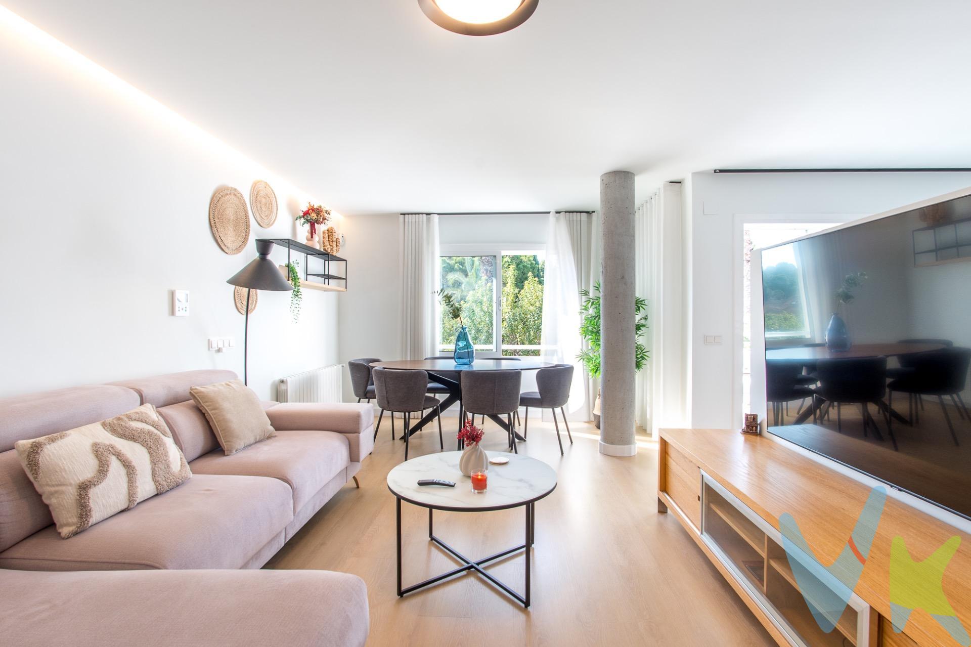 . Crea el hogar que siempre has soñado e imagina abrir la puerta de tu casa y sentir que llegas siempre a un pequeño oasis en Altorreal, una de las zonas residenciales más deseadas de Murcia. La zona de día te recibe con un amplio salón-comedor y una cocina americana que se integra en el espacio como si fuera una pieza más de diseño. La luz entra a raudales y se prolonga hacia la terraza, un rincón perfecto para desayunos tranquilos, cenas de verano o tardes de lectura. El aseo de cortesía, oculto en el panelado, aporta un toque sofisticado que sorprende a cada visita. En la planta baja, la zona de descanso invita al relax. Tres dormitorios con salida directa a la parcela crean una conexión constante con el exterior. El dormitorio principal, en suite y con vestidor, se convierte en tu refugio privado, un lugar donde desconectar al final del día. El resto de dormitorios son perfectos para familia, invitados o incluso un despacho acogedor. La parcela, con piscina privada, es el verdadero escenario de tus futuras reuniones, cumpleaños, tardes de verano interminables y ratos de juego con los más pequeños. Es esa zona exterior que siempre has imaginado cuando pensabas en “tener tu propio chalet”. Y en la buhardilla, un espacio diáfano de unos 30 m² con baño completo abre un abanico de posibilidades: sala de cine, zona de teletrabajo, gimnasio, habitación de invitados… lo que hoy necesitas y lo que mañana tu estilo de vida te vaya pidiendo. Esta casa no es solo una vivienda reformada: es una forma de vivir, con privacidad, luz, espacio y una energía muy especial. 🔑 Comercialización en multidifusión. Por mandato expreso del propietario, este inmueble se comercializa en multiexclusiva, lo que garantiza un acceso completo a la información, un servicio profesional y una gestión ordenada, sin interferencias de terceros. Si eres agente inmobiliario y tienes un cliente interesado, estaremos encantados de colaborar. Contáctanos sin compromiso. 🤝 Una compra tranquila y bien acompañada. Al contactar directamente con nosotros, evitarás molestias innecesarias a la propiedad. Nos encargamos de toda la intermediación, facilitándote la documentación, la información necesaria y un trato cercano, claro y sin complicaciones. Te informaremos con total transparencia de todos los aspectos de la compra, incluidos gastos y honorarios de agencia para que tomes decisiones con calma y seguridad. Nuestra forma de trabajar se basa en algo muy sencillo:. Calma → la tranquilidad de comprar tu vivienda con acompañamiento profesional en todo el proceso con nosotros. ℹ️ Información legal. La descripción del inmueble y las imágenes publicadas tienen carácter meramente informativo y no contractual. El precio ha sido fijado por la propiedad y podría sufrir variaciones hasta su formalización en contrato de compraventa. A continuación, te informamos de los gastos de compra no incluidos en el precio, para garantizar un proceso claro y tranquilo:. PVP: 449.900€. No incluye gastos, impuestos y demás gastos legalmente correspondan al comprador: ITP del 7,75% con carácter general; existen excepciones según normativa aplicable (1). Base imponible el mayor valor entre el precio de venta o el valor referencia catastral. Gastos Notaría y Registro: 1.900€ aprox. según complejidad y aranceles vigentes (2). Financiación: gastos de hipoteca, tasación y gatos bancarios a cargo del comprador, según su necesidad y elección. Servicio doble de intermediación: Honorarios inmobiliaria a cargo del comprador: 3% precio final, más IVA (21%), salvo acuerdo contrario tras negociación, no incluidos en PVP. Operación y condiciones de compraventa sujeta a aceptación expresa del vendedor. Para acceder a información y documentación legalmente exigible por el consumidor: https://www.inmotasa.es/consumidor/. 