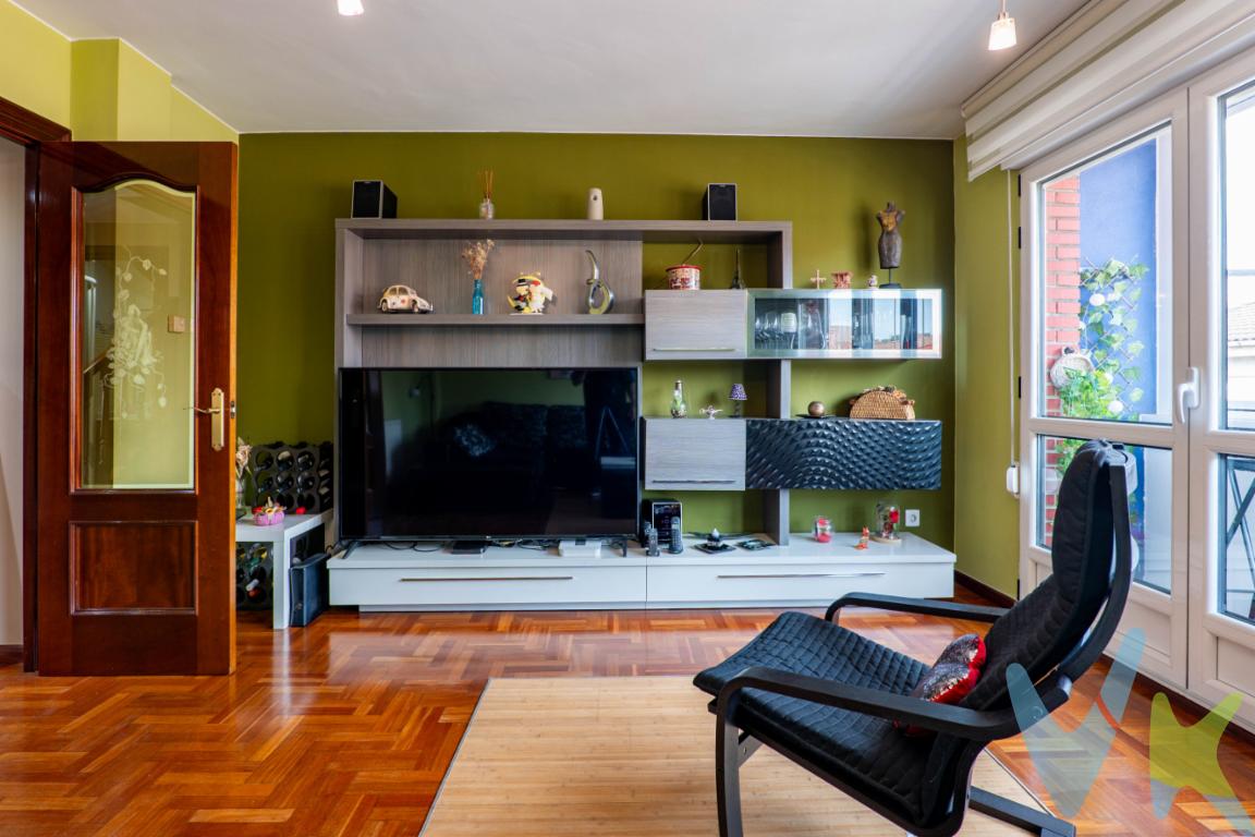  ¡Descubre tu nuevo hogar en el barrio de La Calzada en Gijón! Presentamos este maravilloso dúplex en venta, ideal para quienes buscan confort y calidad de vida.Situado en la planta quinta de un edificio moderno que data de 1999, este piso te ofrece todas las comodidades que necesitas a tu alcance.Al entrar, serás recibido por la amplitud y luminosidad de sus 82 metros útiles, donde cada rincón está pensado para maximizar el bienestar. La propiedad cuenta con tres acogedoras habitaciones, perfectas para acomodar a toda la familia o para destinar una de ellas a despacho o estudio personal. Además, el diseño dúplex proporciona una distribución espaciosa y práctica para el día a día y estéticamente resulta muy atractivo.El edificio, equipado con ascensor y sin barreras arquitectónicas, facilita un acceso cómodo y seguro a tu nuevo hogar..Las comunicaciones no podrían ser más optimas. Con paradas de autobús cercanas y la estación de tren cercana, tendrás la ciudad a tus pies y la posibilidad de desplazarte con facilidad a cualquier punto de interés. Vive rodeado de servicios y equipamientos que hacen la vida más práctica: supermercados, centros de salud, colegios y parques se encuentran tan solo a minutos de distancia.Además de su excelente localización, el piso destaca por su diseño y calidad constructiva.La sensación es de una vivienda con una estructura sólida y espacios bien aprovechados. Cada detalle ha sido cuidadosamente pensado para ofrecerte una experiencia hogareña de primera categoría. La conexión entre las diferentes zonas de la casa asegura que la circulación sea natural y fluida, mientras que las ventanas amplias bañan de luz natural cada ambiente.Una galería acristalada en el salón dota de una luminosidad extraordinaria al salón.Este hogar te invita a imaginar tardes de relax en familia, cenas con amigos o momentos de tranquilidad personal en una atmósfera de singular calidez. La combinación de todas estas características hacen de esta oportunidad la elección perfecta para aquellos que buscan establecerse en Gijón sin renunciar al confort y a la modernidad.En definitiva, esta propiedad no solo es un lugar para vivir, sino un espacio para crear recuerdos y disfrutar del día a día. Un hogar donde la calidad de vida y el bienestar se encuentran en cada esquina. No dejes pasar la oportunidad de visitar este excepcional dúplex y comprobar todo lo que puede ofrecerte.Estamos convencidos de que este piso en La Calzada puede convertirse en el escenario perfecto para tu historia. No lo dudes más, contacta y coordina una visita para descubrir por ti mismo todo lo que este maravilloso lugar tiene para ofrecerte. Tu futuro hogar en Gijón te está esperando. ¡Te esperamos para hacer de este sueño, una realidad!En el precio publicitado no se incluyen los Impuestos de Transmisiones Patrimoniales ni los gastos de Notaría y Registro. 
