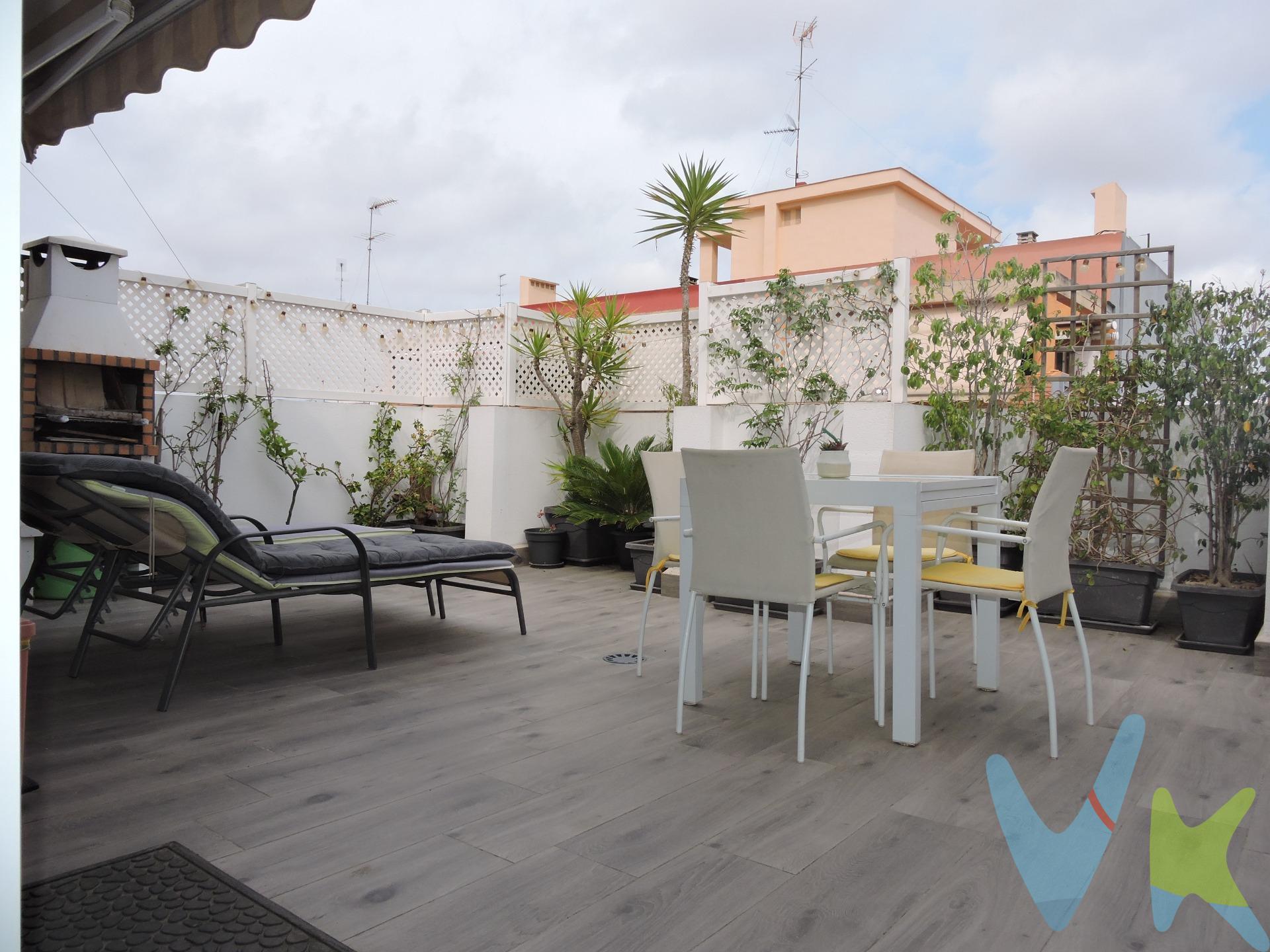 ¿ Quieres vivir la experiencia de vivir casi como si estuvieras en un chalet, pero en un piso ? . Ven a ver este ático dúplex que tenemos a la venta en el barrio de Benicalap, situado en una finca del año 2011 y que esta como loco por encontrar a sus nuevos propietarios. . Sin lugar a dudas, la ventaja principal que tienen estas viviendas, es el uso y disfrute de su terraza, donde podrás invitar a esos familiares y amigos para la Barbacoa del Domingo o ver una película de Netflix a la fresquita, en una noche de esas de Verano que no te apetece estar encerrad@ entre cuatro paredes. . Acompáñanos y damos una vuelta por el que estamos seguros de que sera tu nuevo hogar. . En la planta donde esta la terraza, y con acceso directo a la misma, tienes una habitación principal, con un amplio armario, la cocina, totalmente equipada, para que dejes salir a ese-a cociner@ con estrella que llevas dentro, el salón comedor que cuenta con un balcón y el baño de la planta superior, ahora nos vamos hacia abajo, por su escalera, la que da a un amplio ventanal por donde entra mucha luz, hemos llegado a la planta de abajo, donde nos encontramos con un amplio dormitorio, baño y cuarto trastero, que siempre viene genial para guardar enseres. Venga, si estas dispuest@ a que tu nuevo hogar, se algo diferente y que te permita exprimir al máximo TU VIDA, contacta con nosotros y organizamos una visita 🙂. ¿ Necesitas Financiación ?.  . Nuestro departamento financiero puede gestionar tu préstamo " Hasta un 100% + Gastos ". ¡ Consúltanos !.  . *Nota: En el precio de venta no están incluidos los muebles y enseres de las fotografías, ni el impuesto del ITP del 10%, los gastos de Notaría que ascienden de forma orientativa a 800 €, los honorarios de agencia que son el 3% más iva aplicado al precio de venta y los gastos de financiación, si la hubiese. Este anuncio no es vinculante, puede contener errores, se muestra a titulo informativo y no contractual.Número de Registro de Agentes de Intermediación Inmobiliaria de la Comunidad Valenciana: RAICV-0386. **Nota2: Cuota de participación 20,97%.